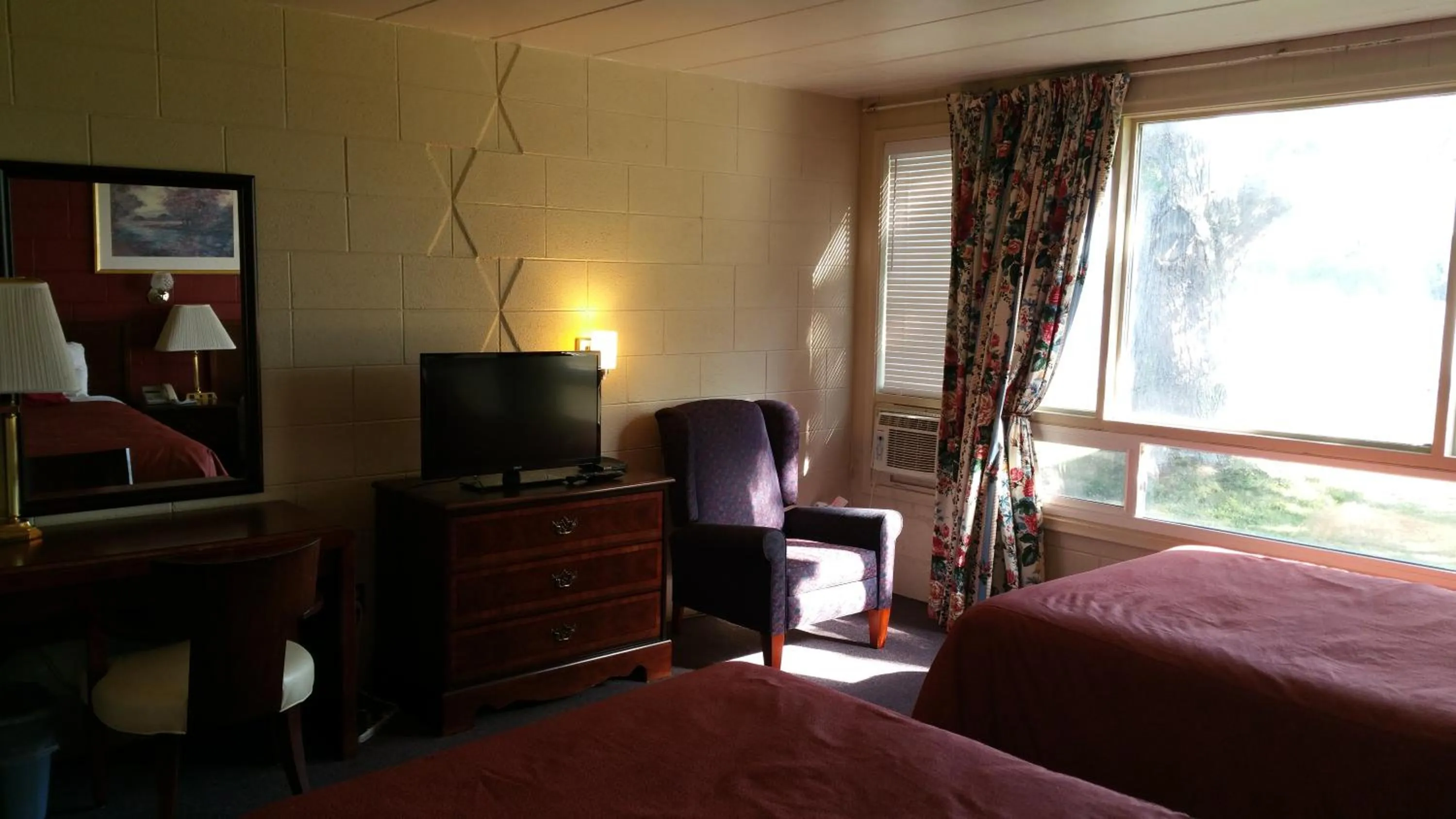 Communal lounge/ TV room, Bed in Riverview Motel
