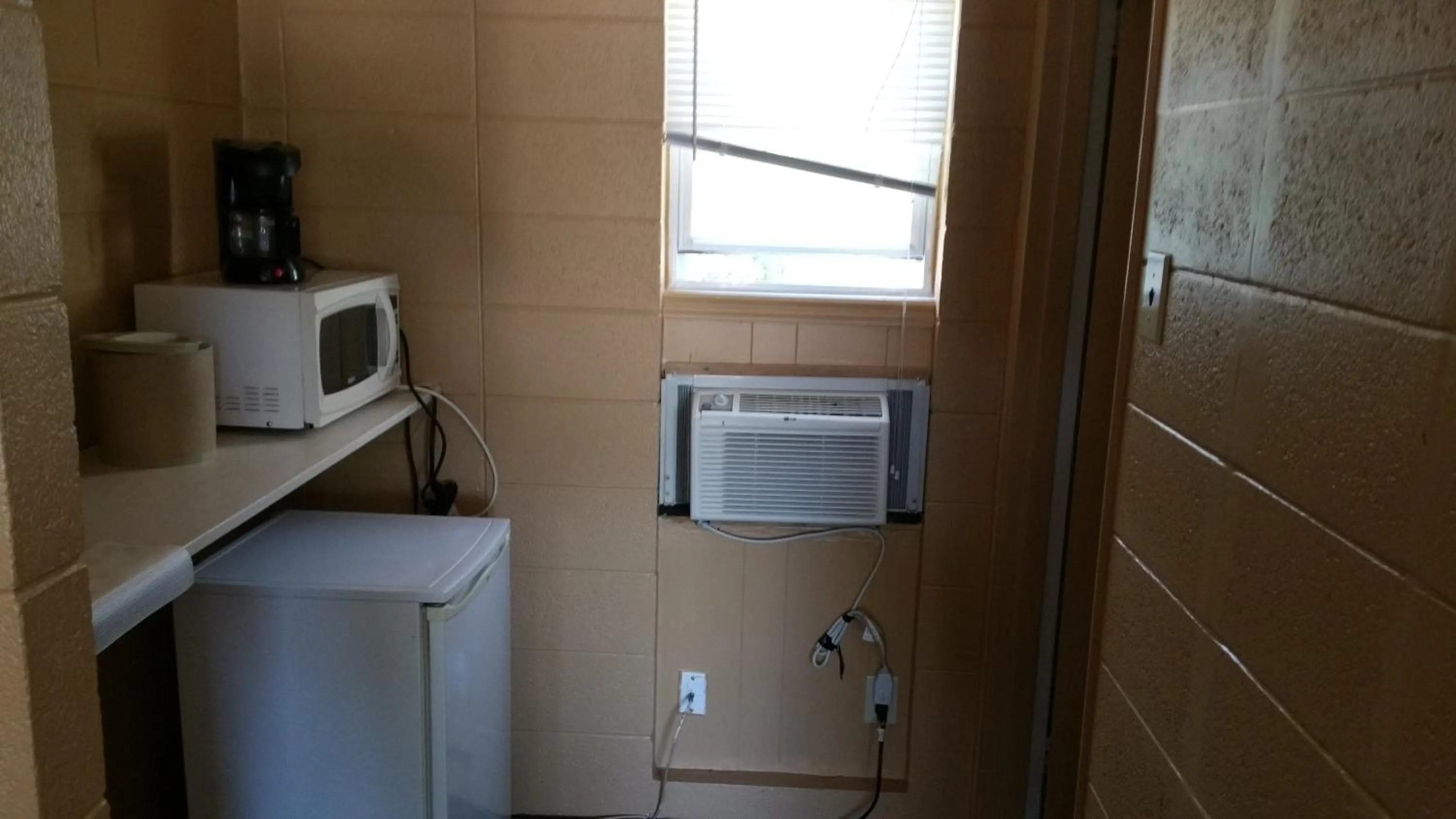 Coffee/tea facilities in Riverview Motel