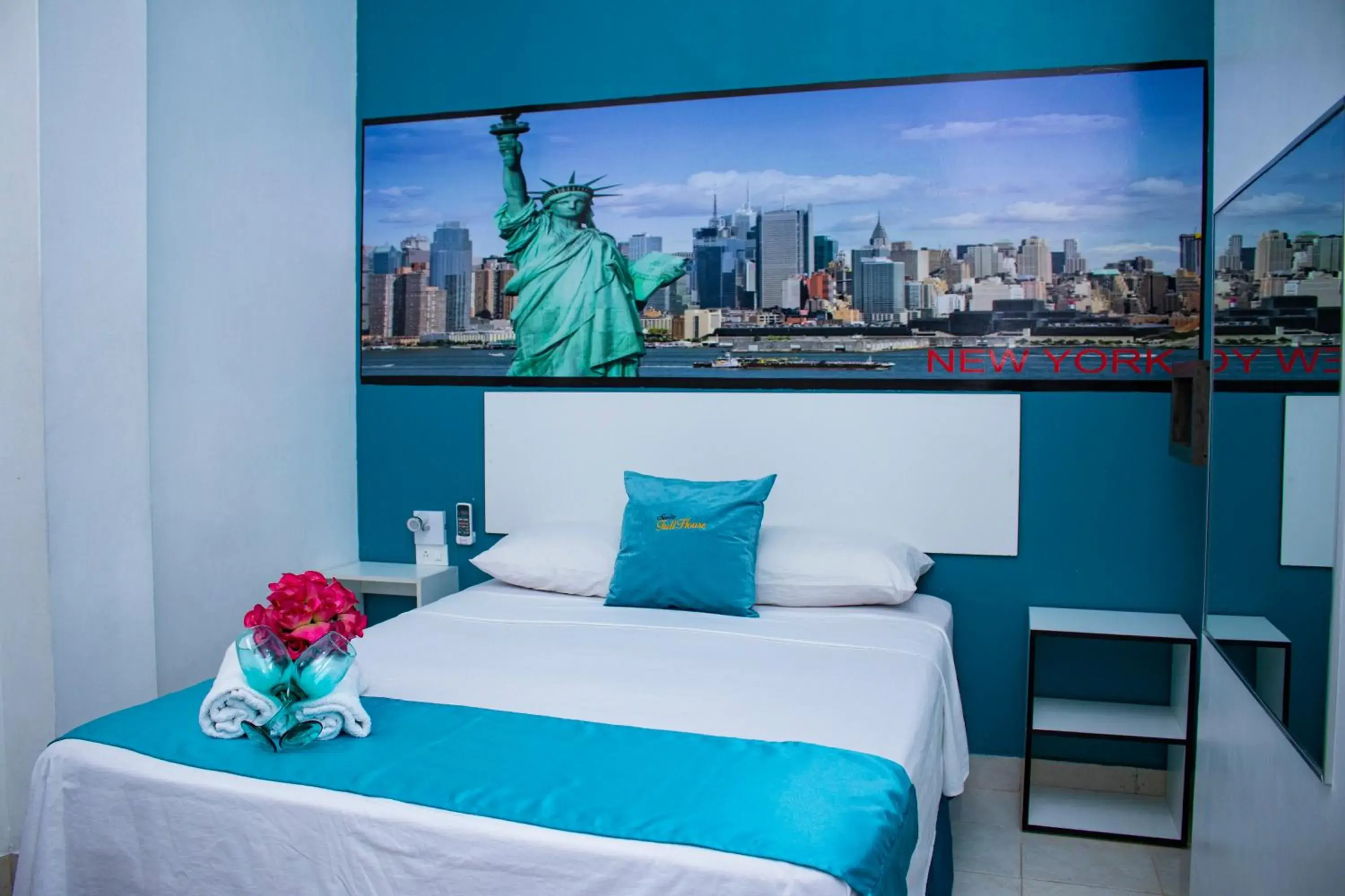 Small Double Room - single occupancy in SUITES FullHouse Small Double Room - single occupancy in SUITES FullHouse