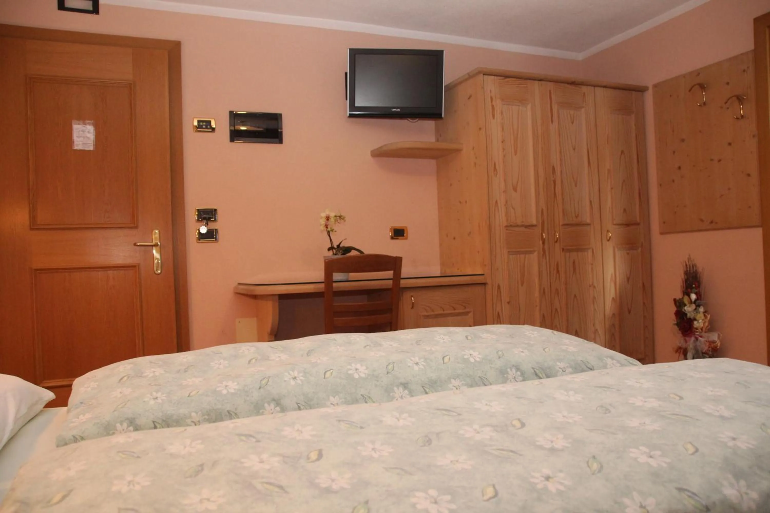 Photo of the whole room, Bed in Albergo Caravasc