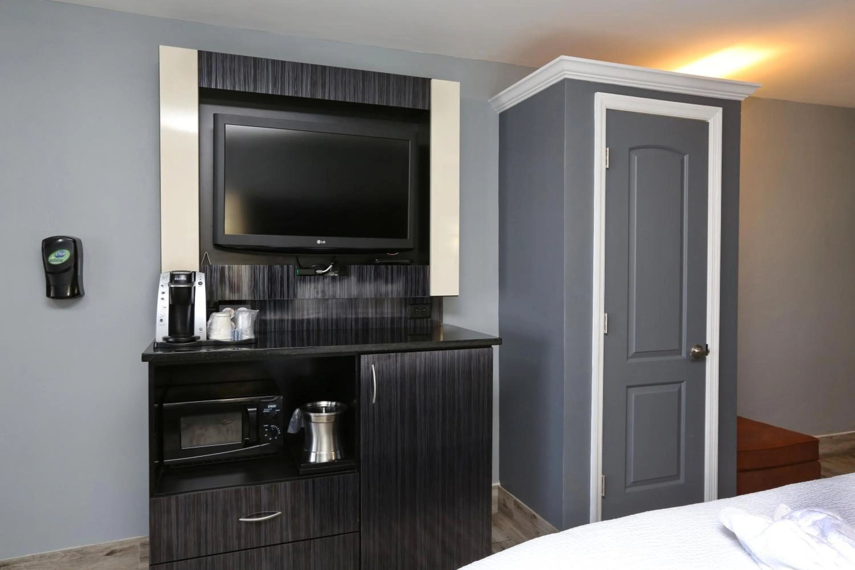 TV and multimedia, Bed in Historic Waterfront Marion Motor Lodge in downtown St Augustine