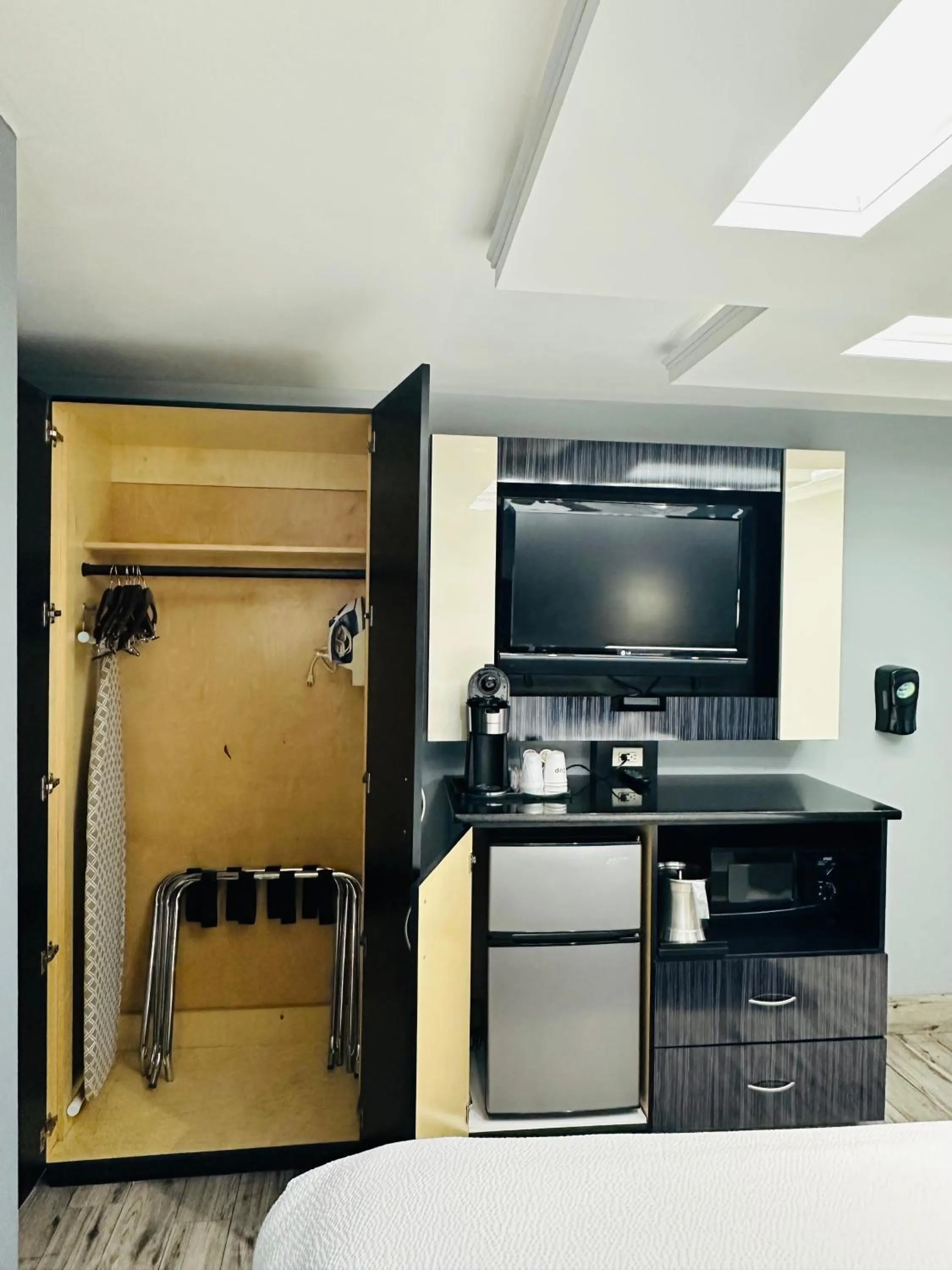 TV and multimedia in Historic Waterfront Marion Motor Lodge in downtown St Augustine