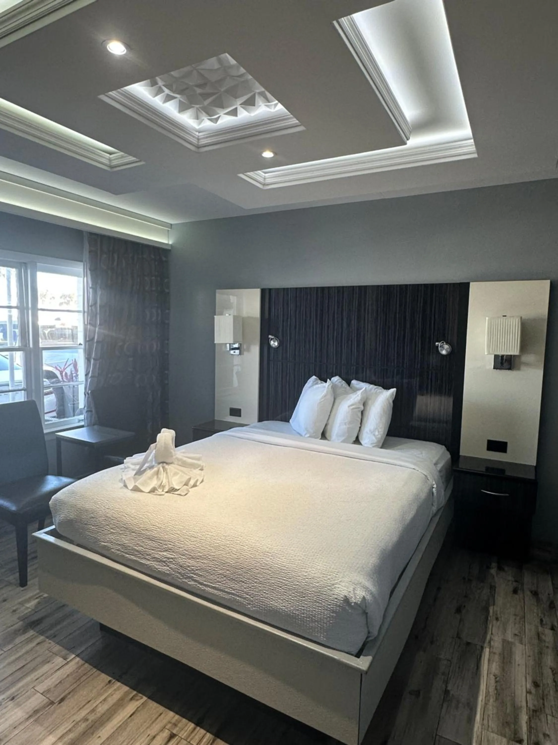 Bed in Historic Waterfront Marion Motor Lodge in downtown St Augustine