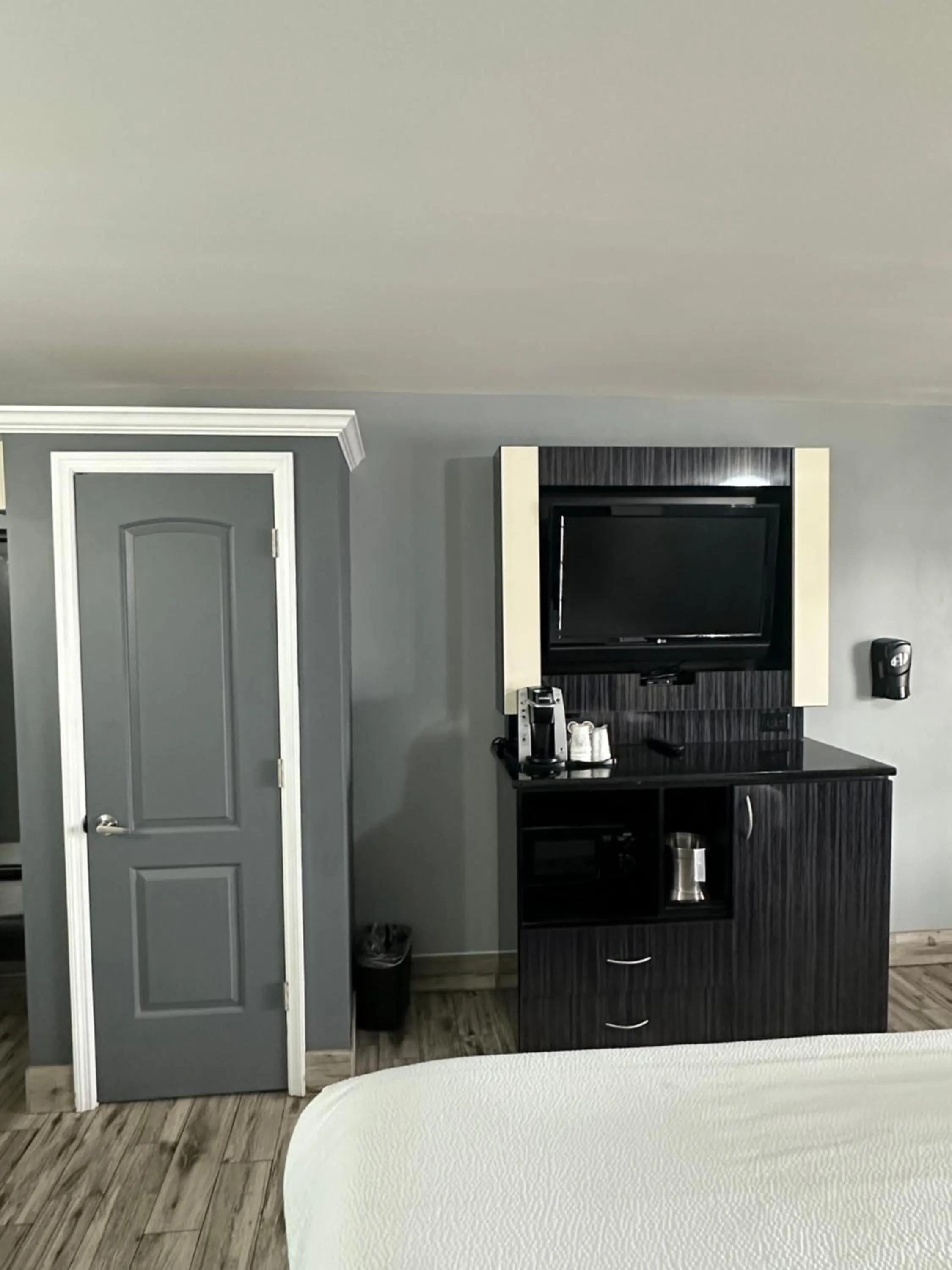 TV and multimedia, Bed in Historic Waterfront Marion Motor Lodge in downtown St Augustine