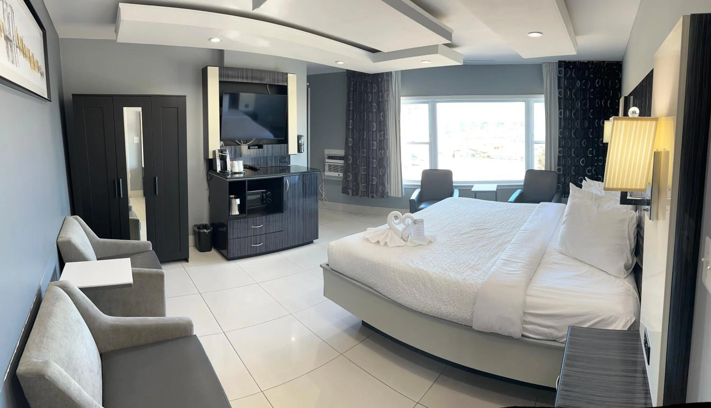 Bed in Historic Waterfront Marion Motor Lodge in downtown St Augustine