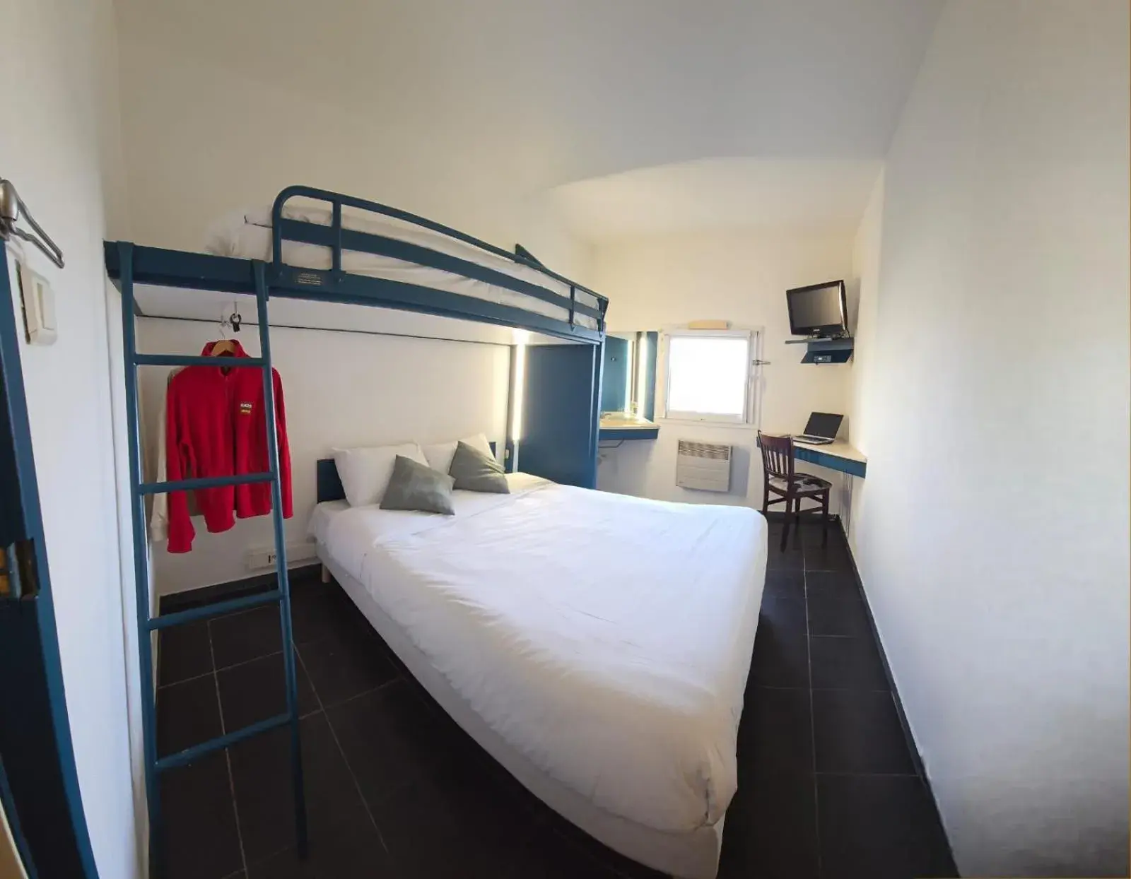 Triple Room with Shared Bathroom in Enzo Hotels 1er prix Dreux Triple Room with Shared Bathroom in Enzo Hotels 1er prix Dreux