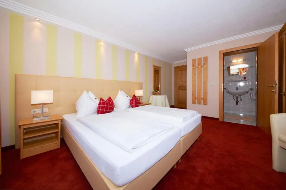 Photo of the whole room, Bed in Hotel Garni Rauch