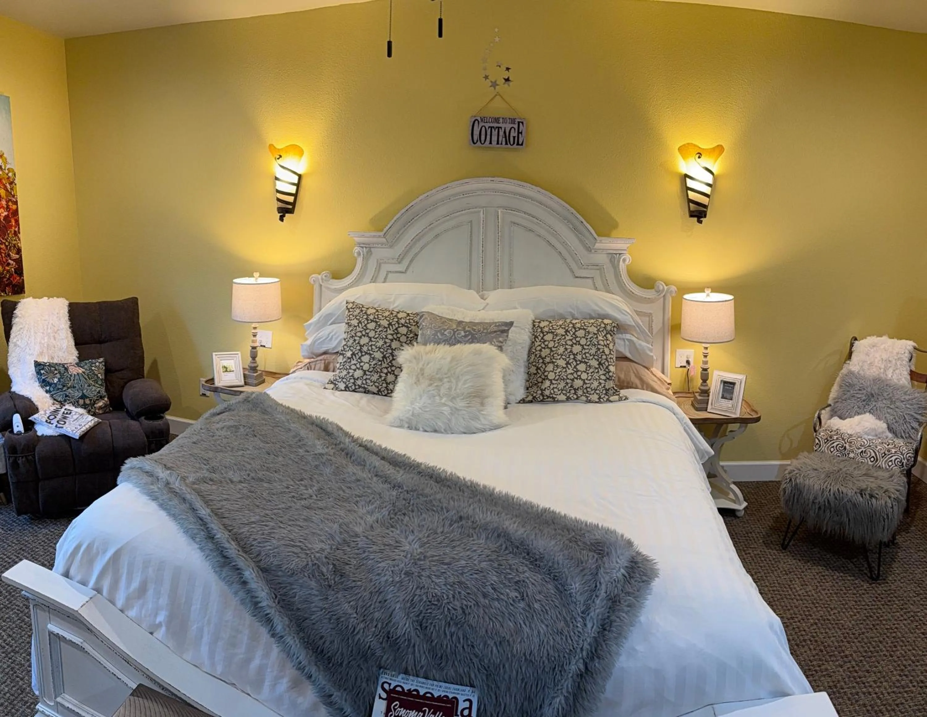 Bed in Glen Ellen Inn Secret Cottages