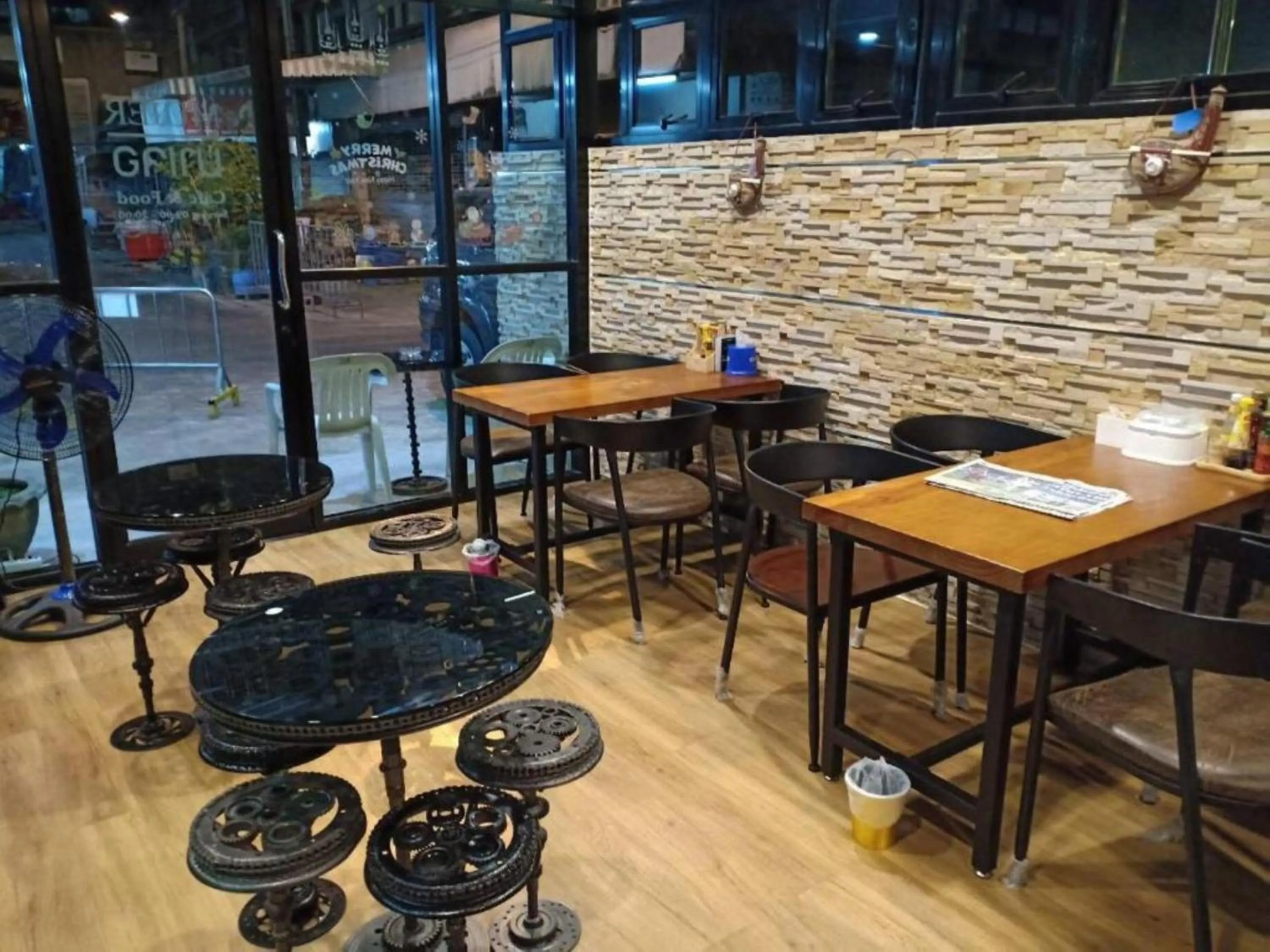 Restaurant/places to eat in Room58