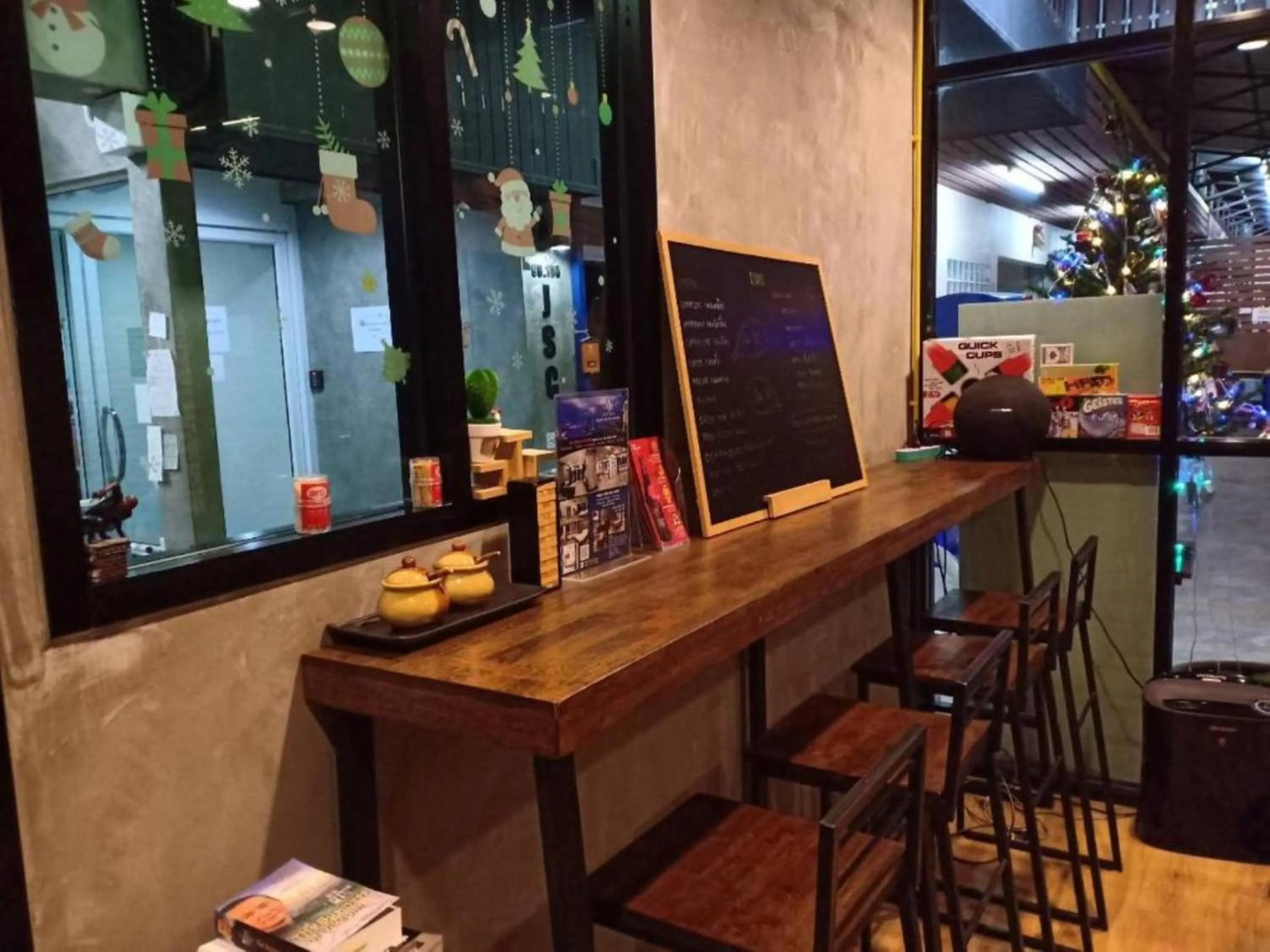 Restaurant/places to eat in Room58