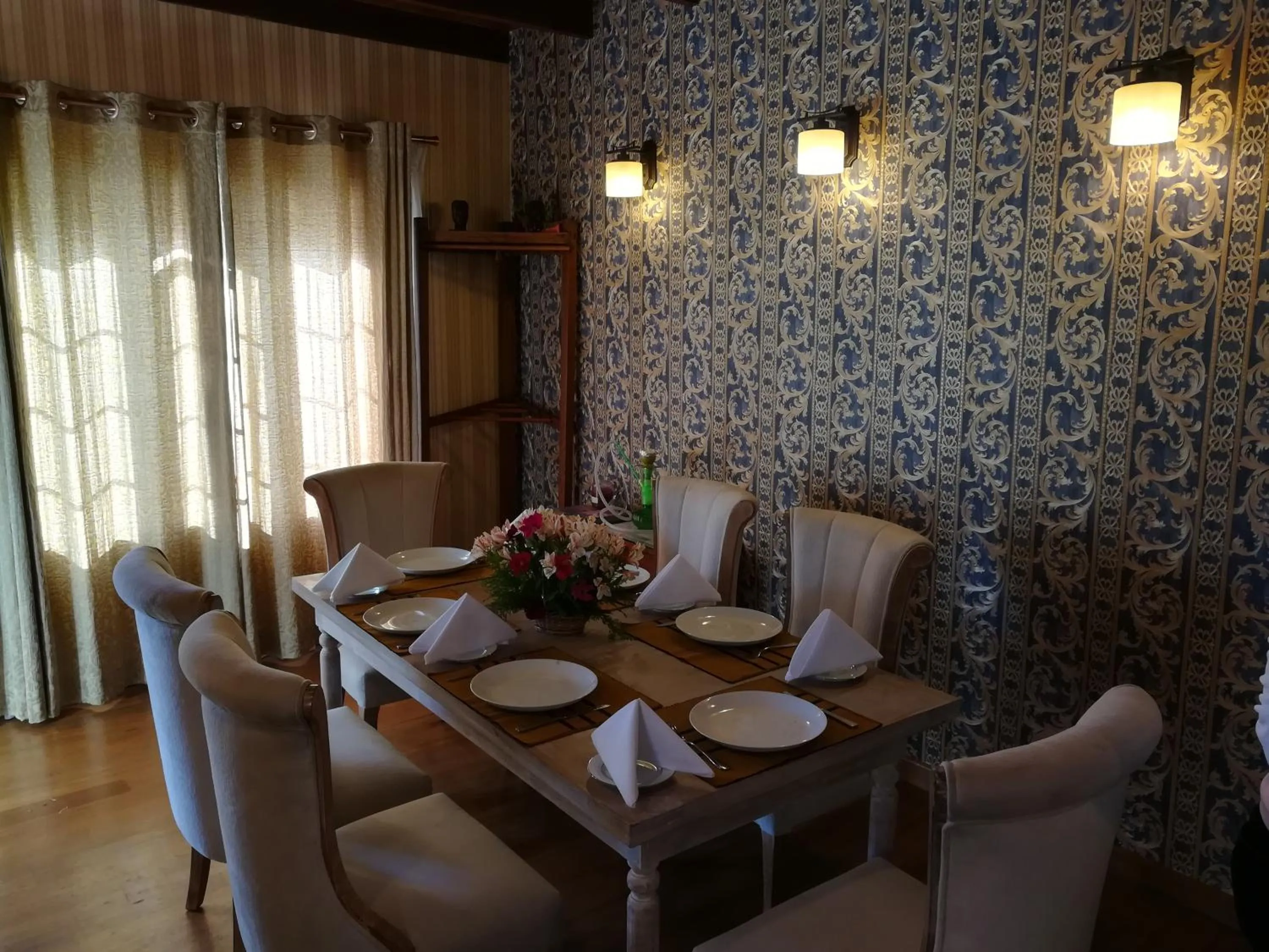 Dining area in The Planter's Legacy By Fairway
