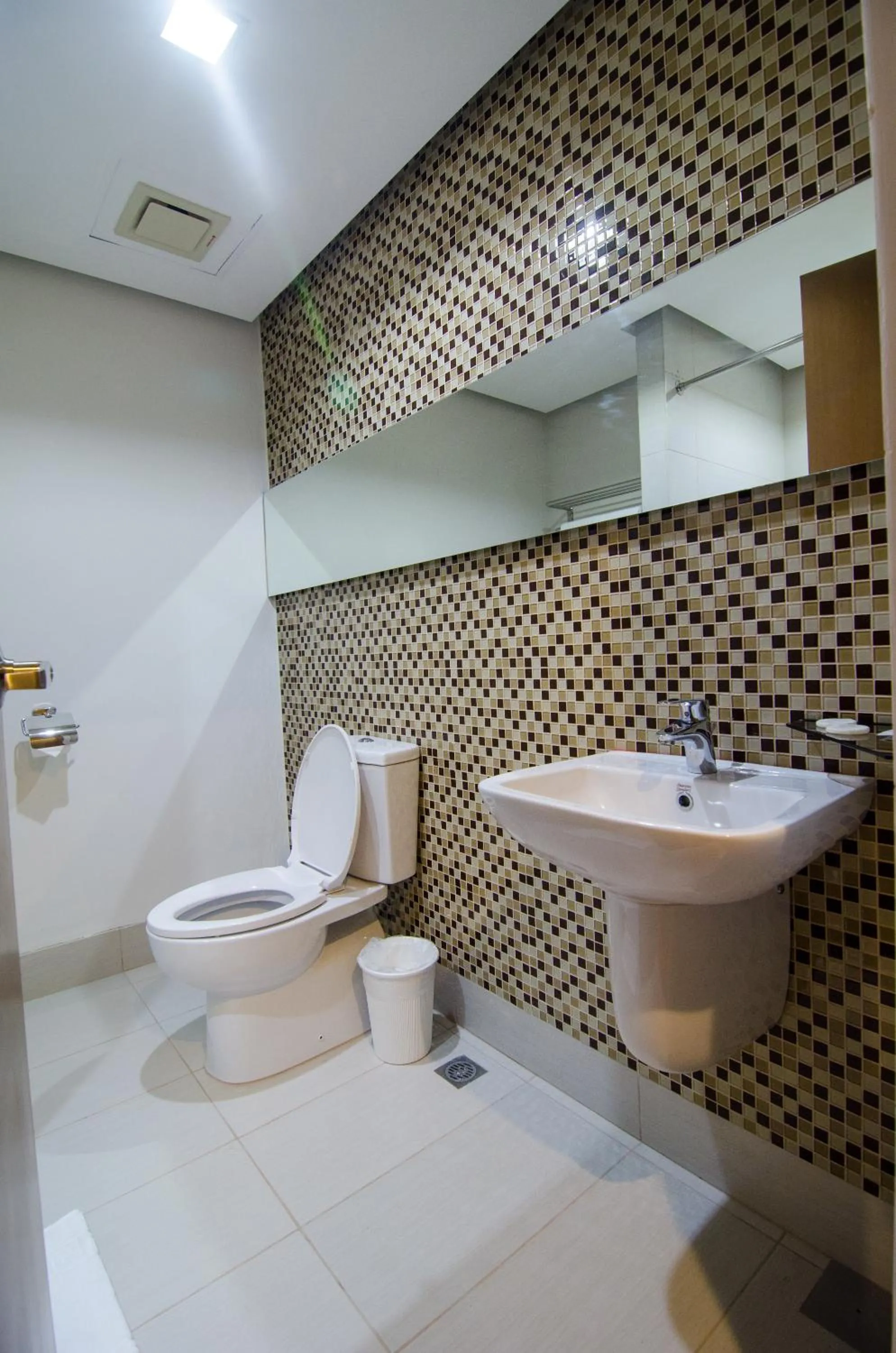 Toilet in Madison Hotel PHL