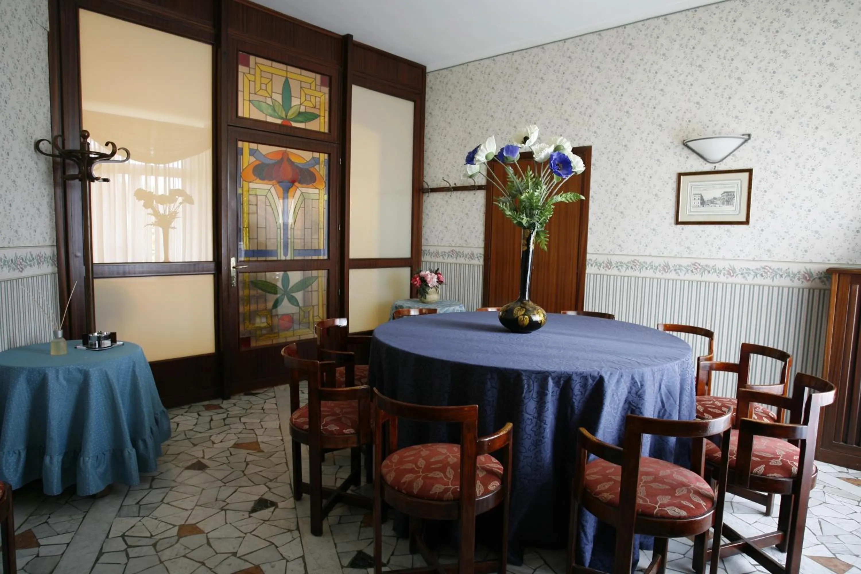 Business facilities in Miralago