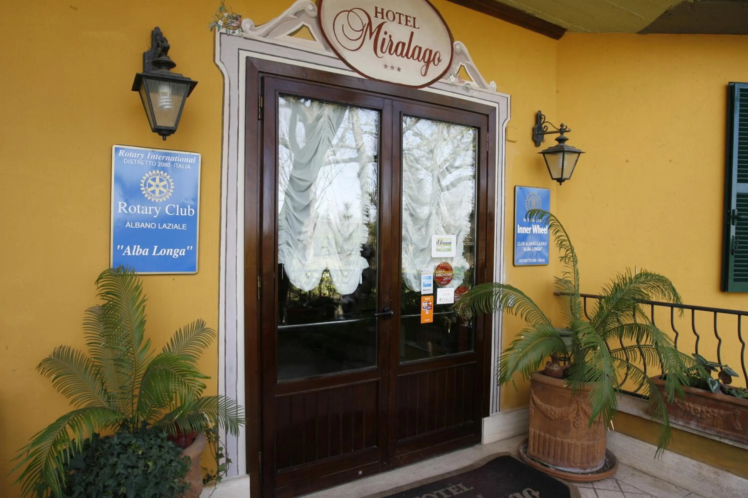 Facade/entrance in Miralago