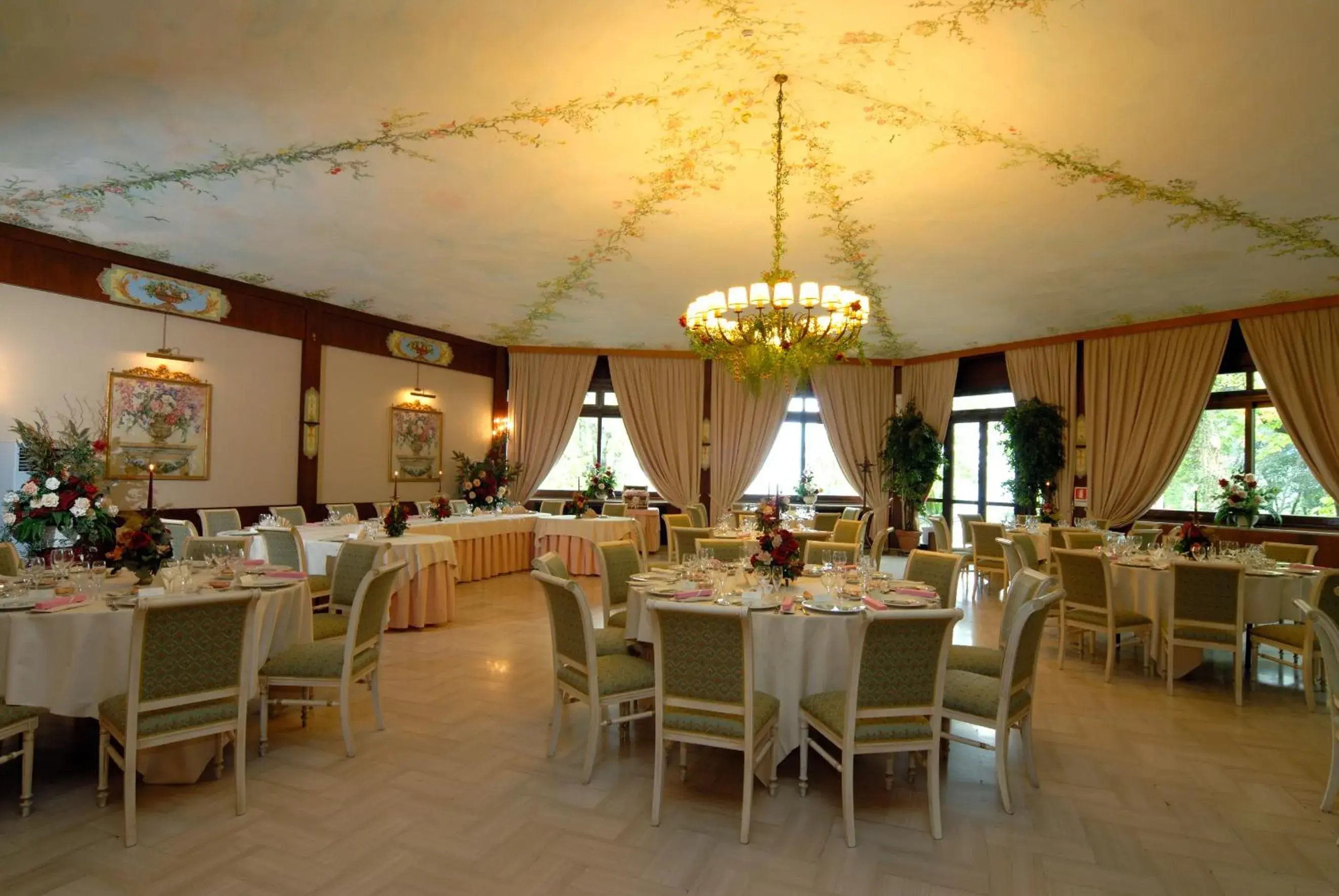 Restaurant/places to eat in Miralago Restaurant/places to eat in Miralago