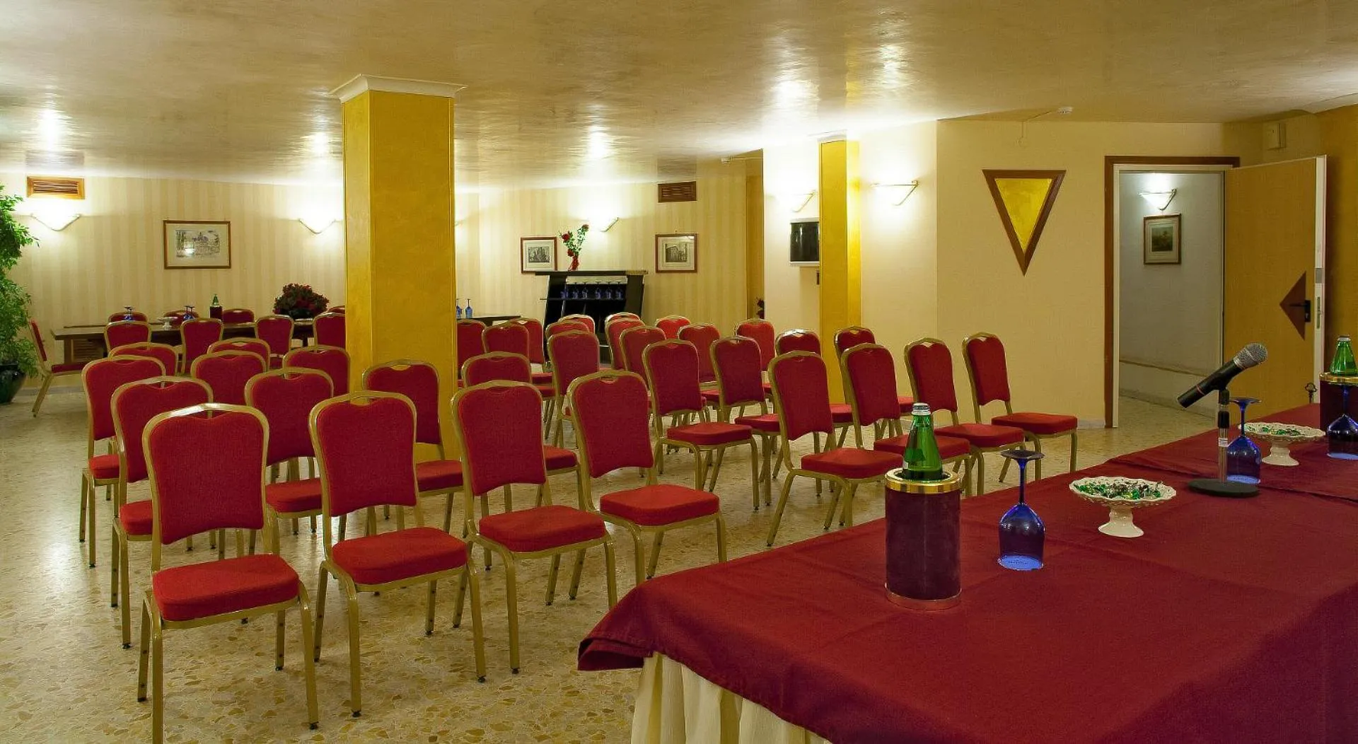 Business facilities in Miralago