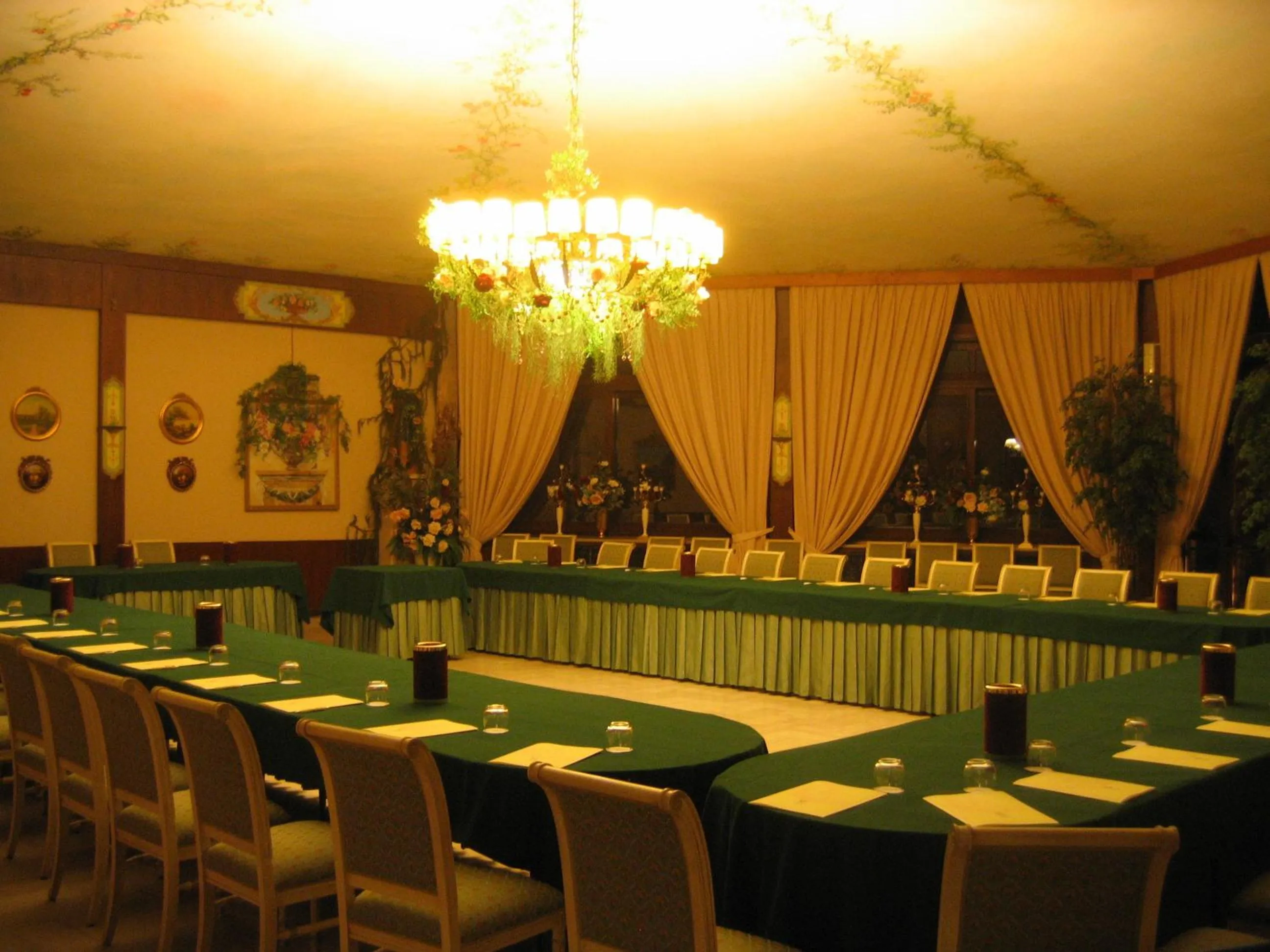Business facilities in Miralago