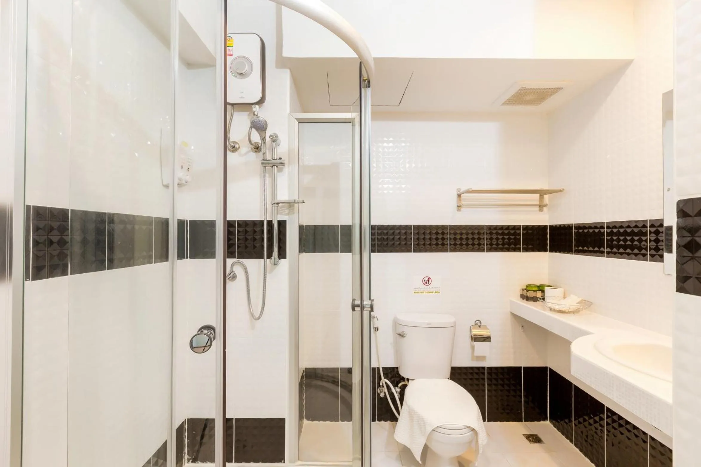 Shower in RoomQuest Suvarnabhumi Airport Romklao Soi 6