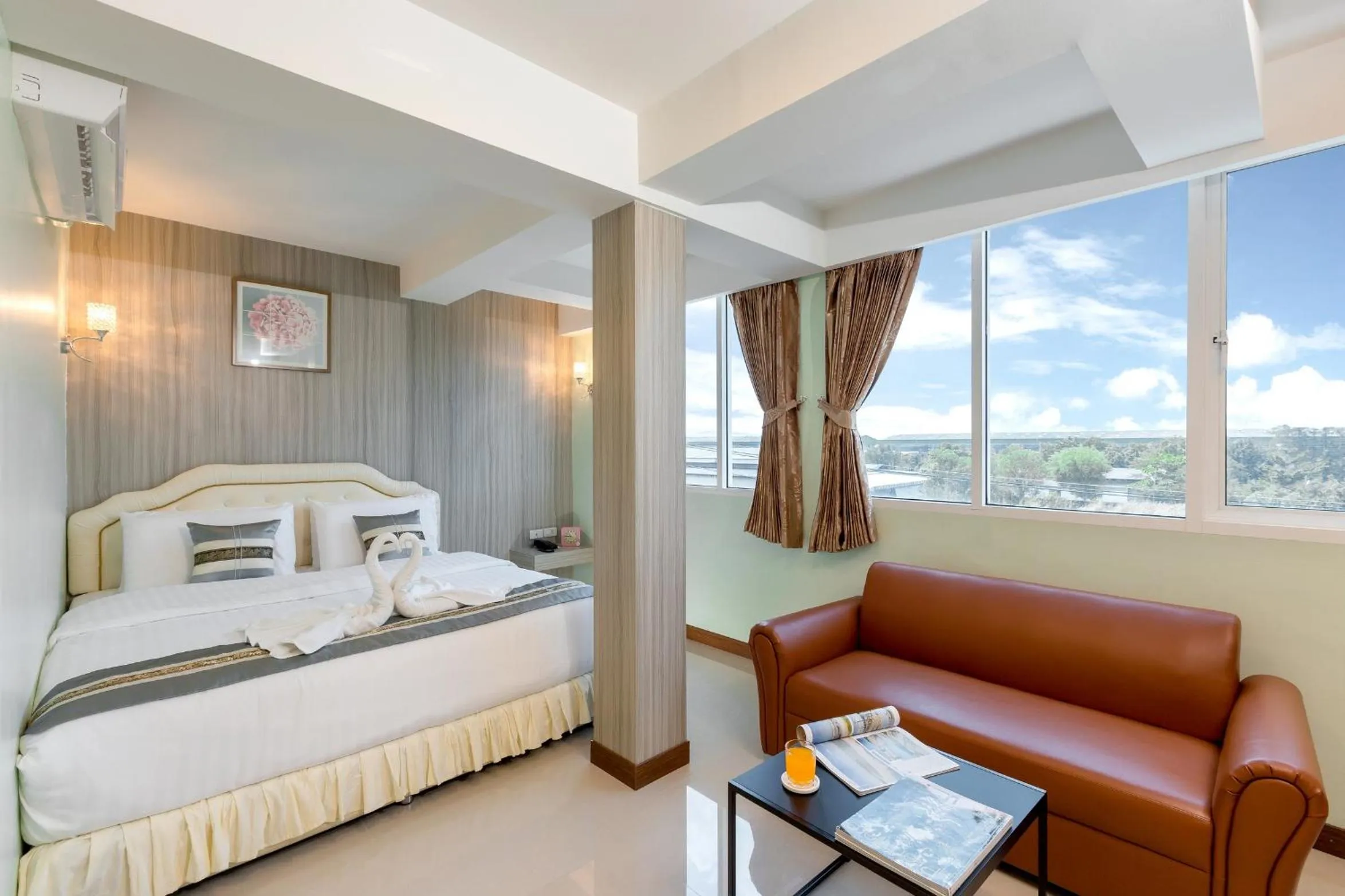 Photo of the whole room in RoomQuest Suvarnabhumi Airport Romklao Soi 6