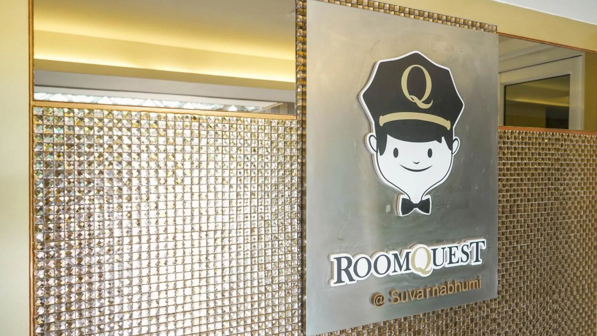 Logo/Certificate/Sign in RoomQuest Suvarnabhumi Airport Romklao Soi 6