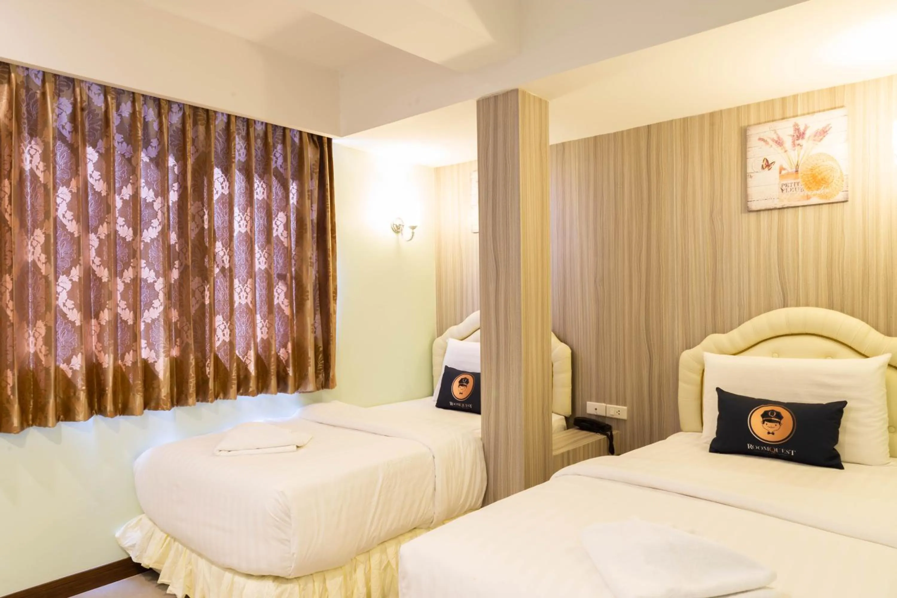 Bed in RoomQuest Suvarnabhumi Airport Romklao Soi 6