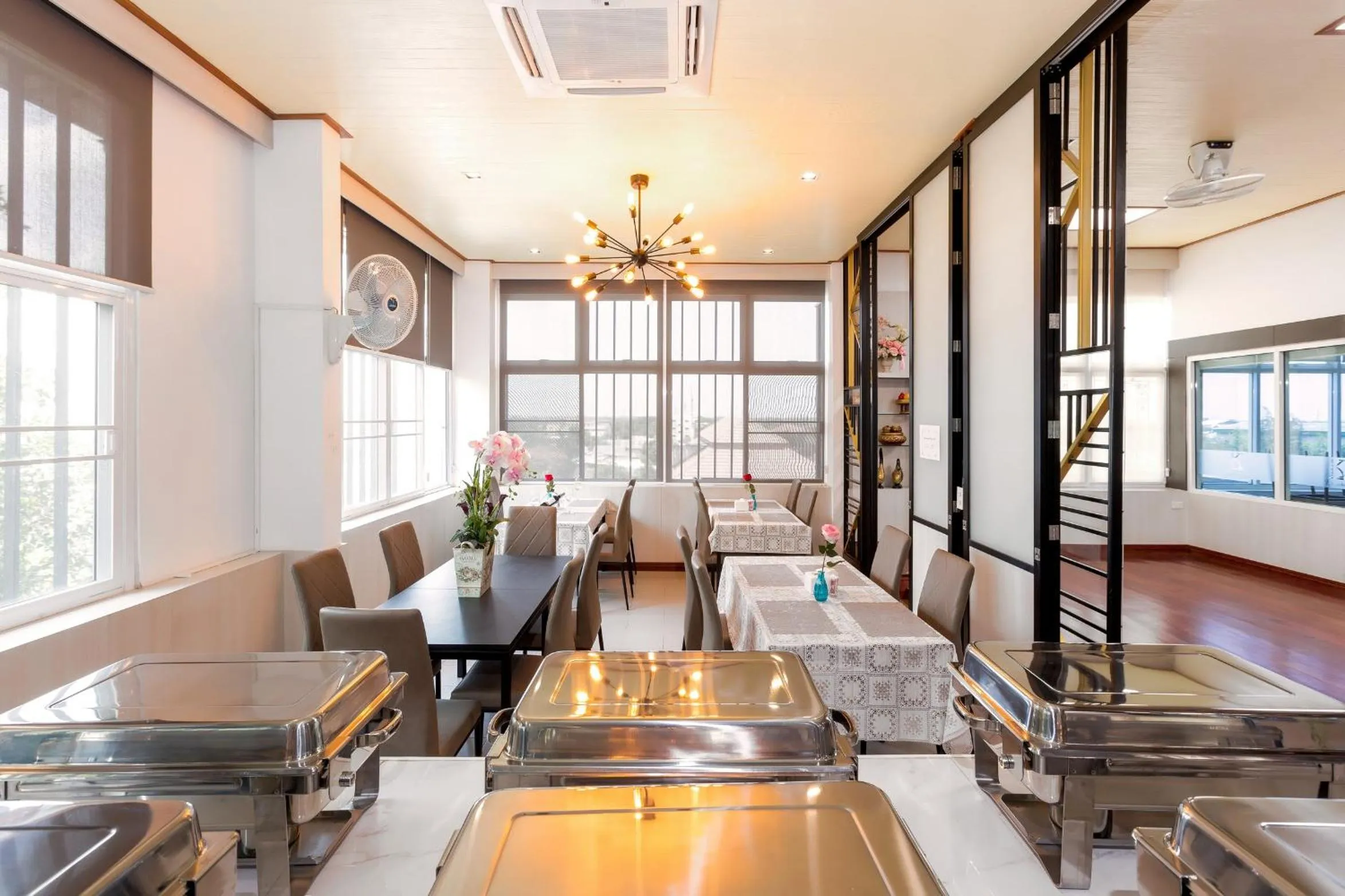 Restaurant/places to eat in RoomQuest Suvarnabhumi Airport Romklao Soi 6