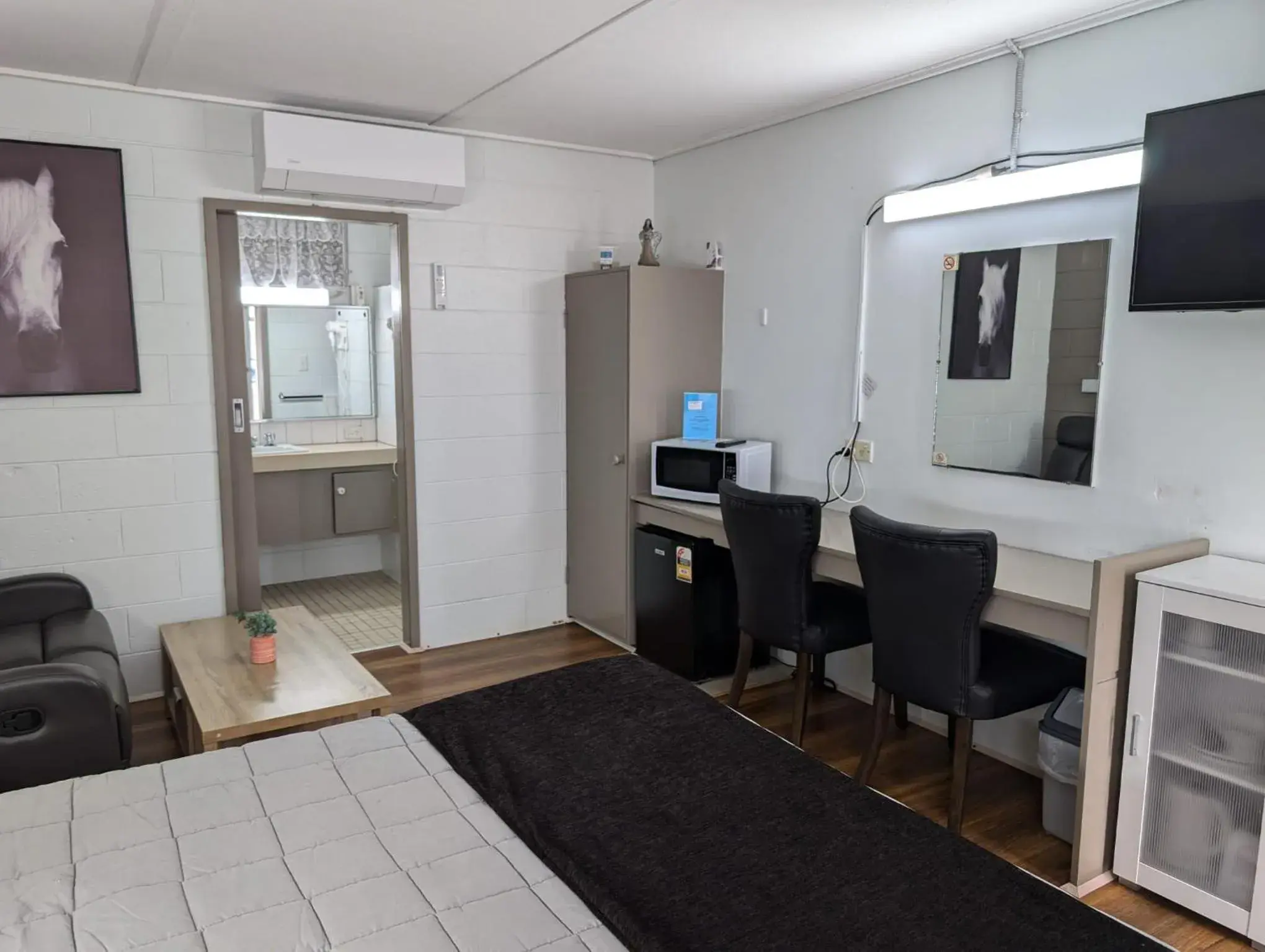 Seating area, Bed in Morwell Parkside Motel Seating area, Bed in Morwell Parkside Motel