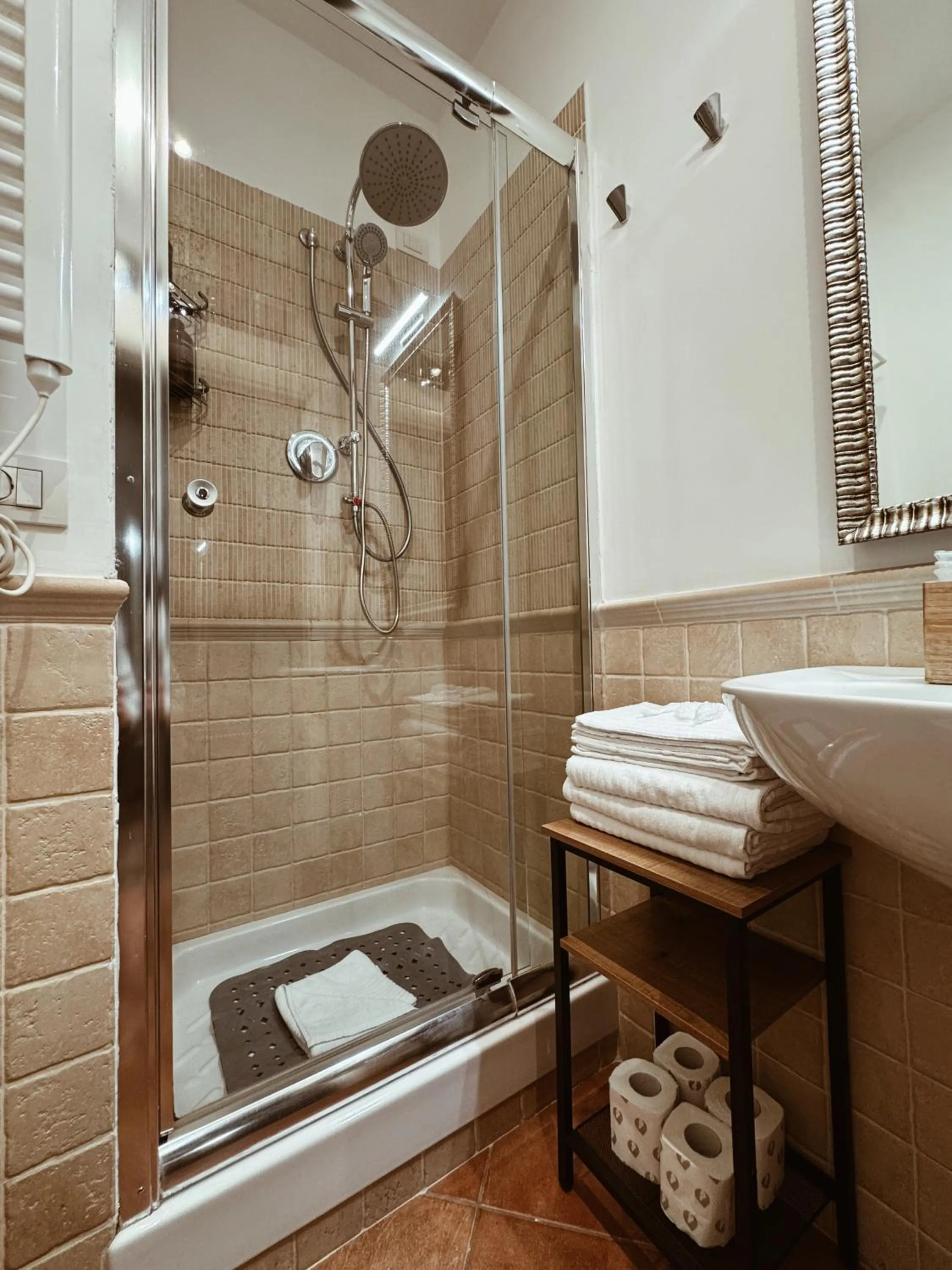 Shower in Residenza Sciarra Suites