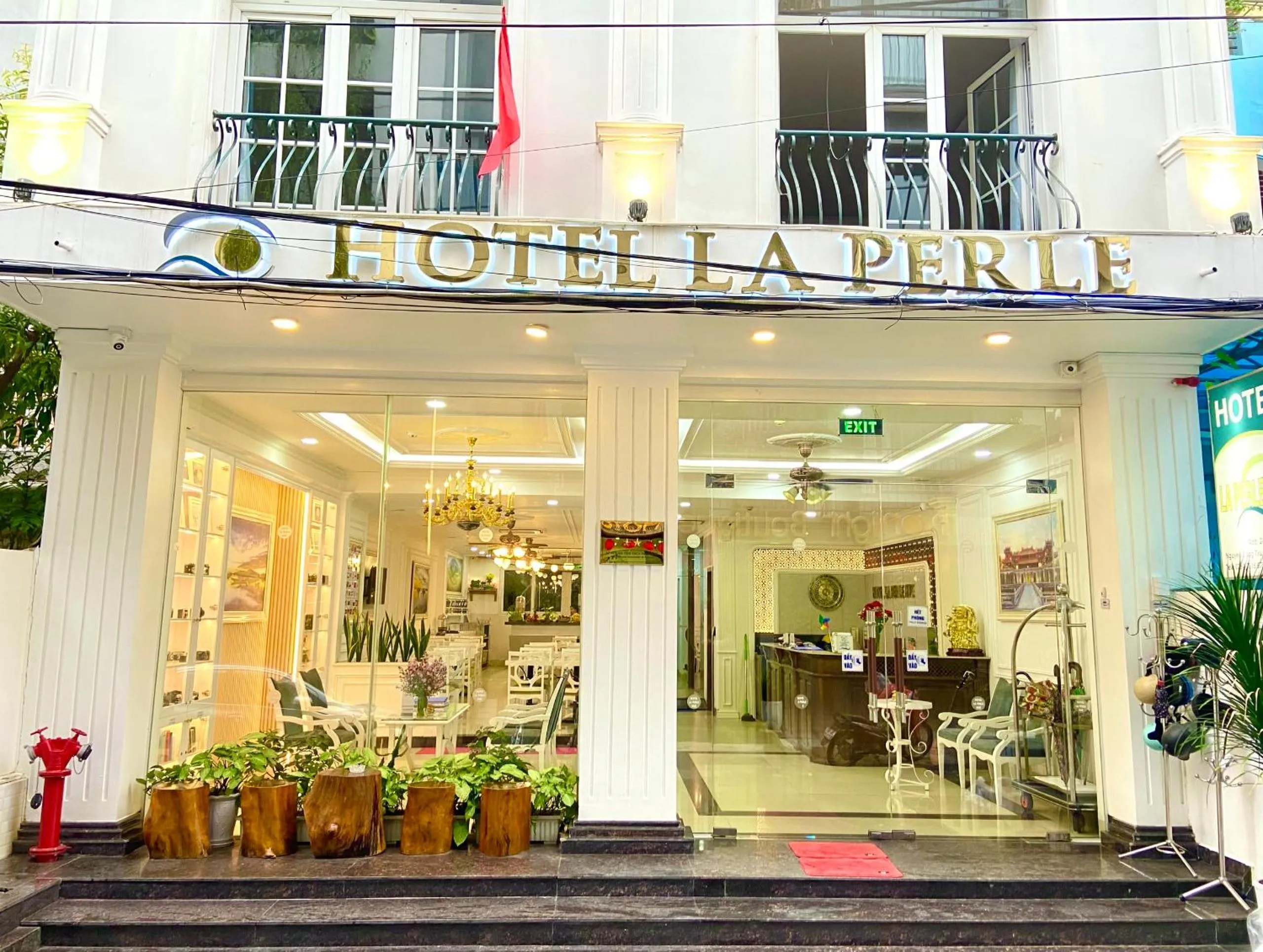 Facade/entrance in Hotel La Perle
