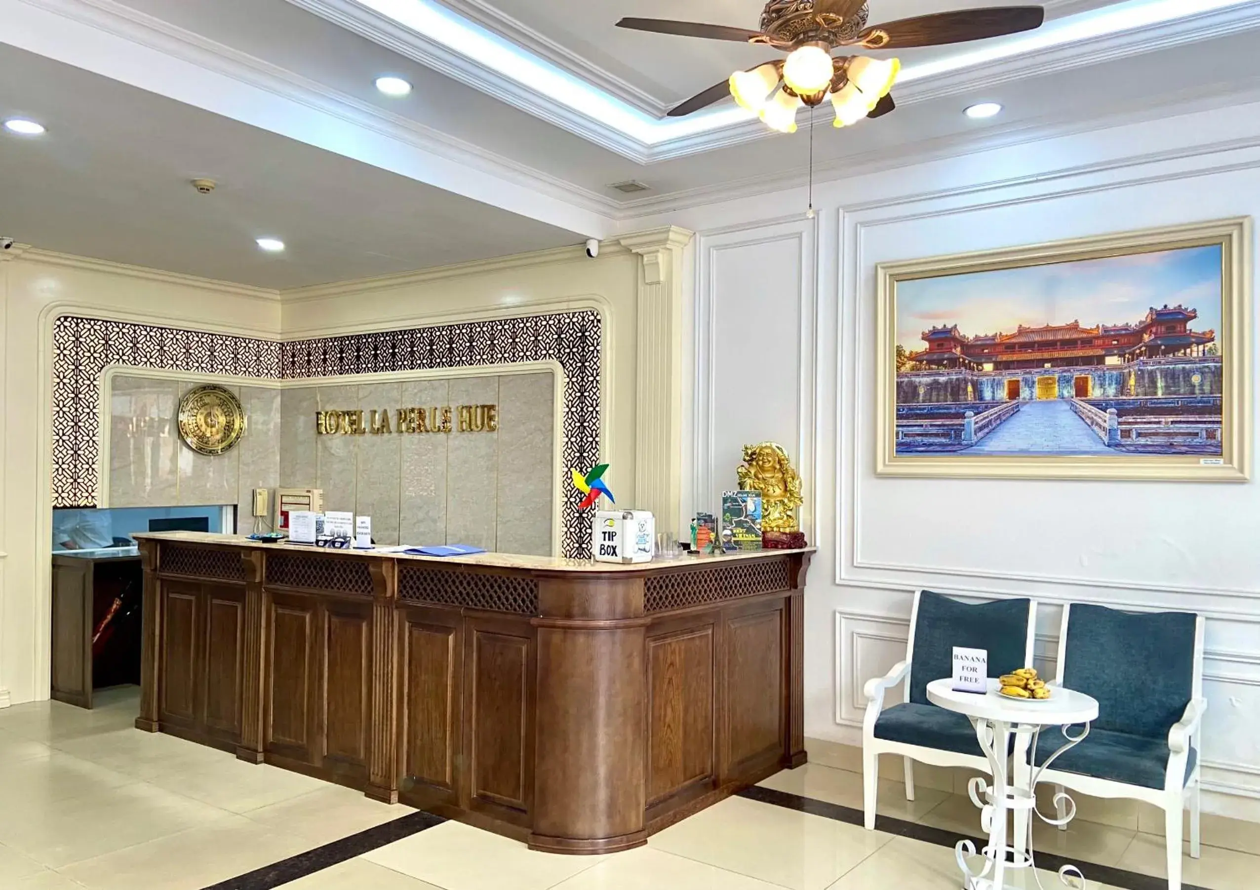 Lobby or reception in Hotel La Perle Lobby or reception in Hotel La Perle