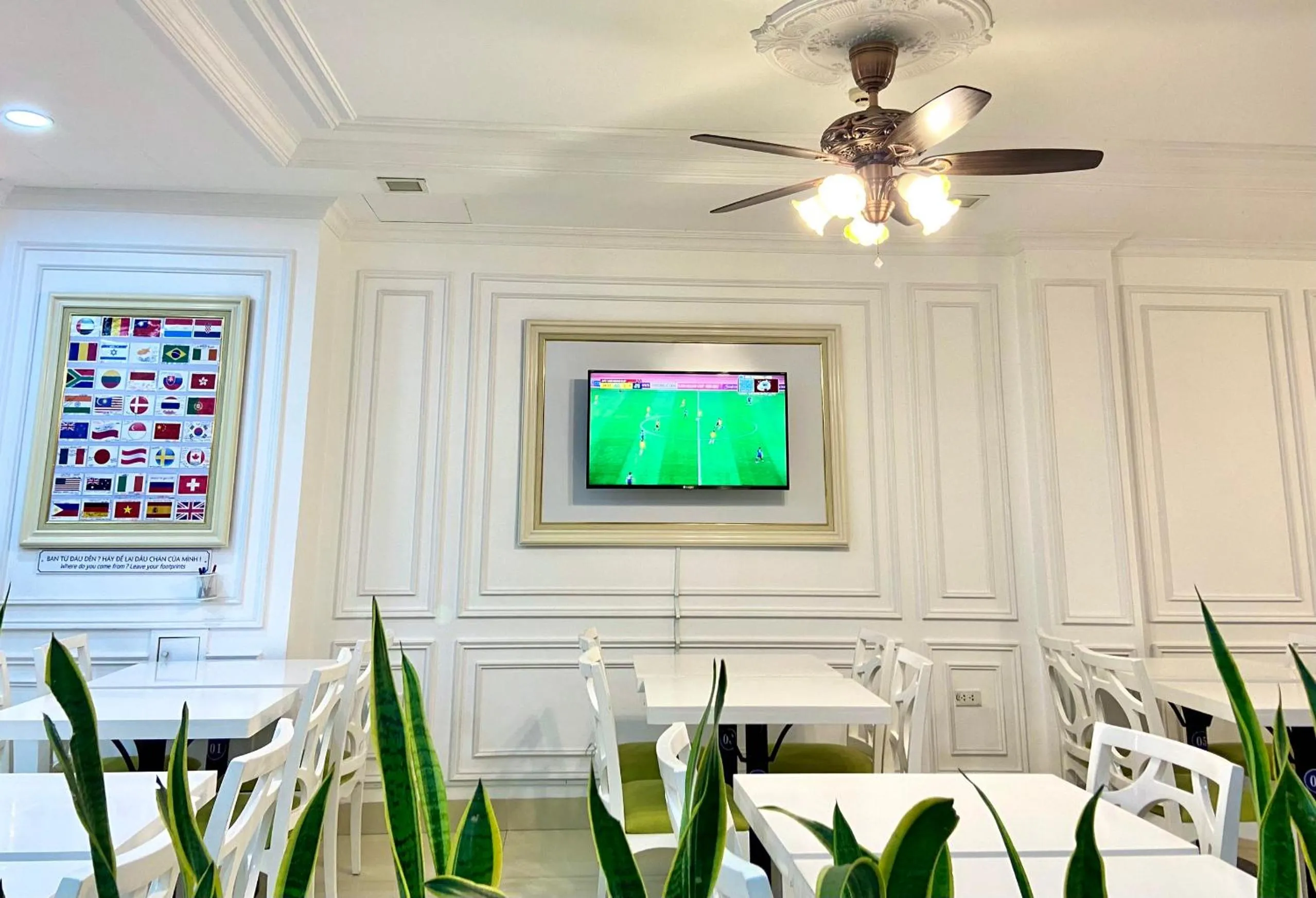 Communal lounge/ TV room in Hotel La Perle