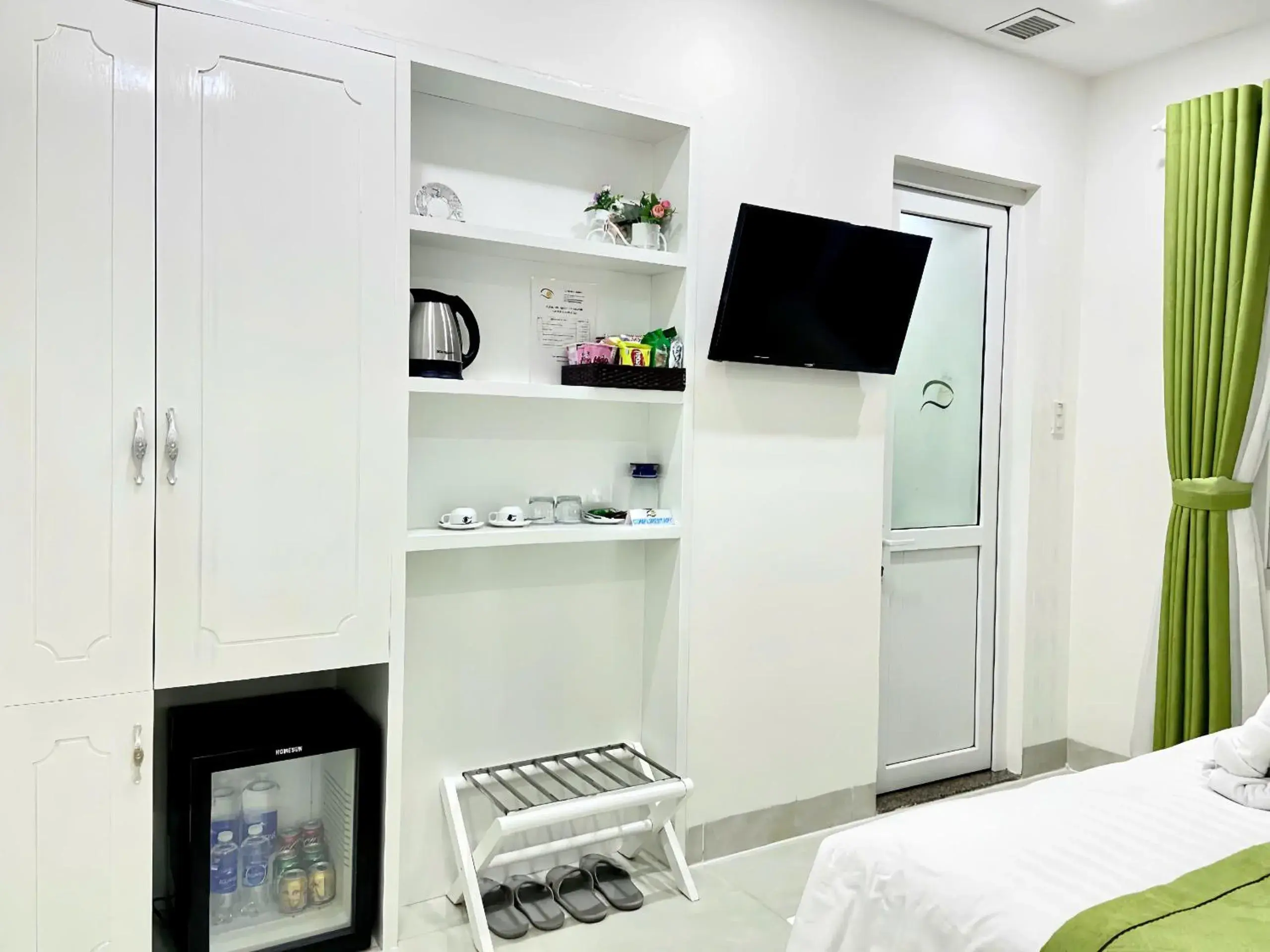 minibar, Bed in Hotel La Perle minibar, Bed in Hotel La Perle