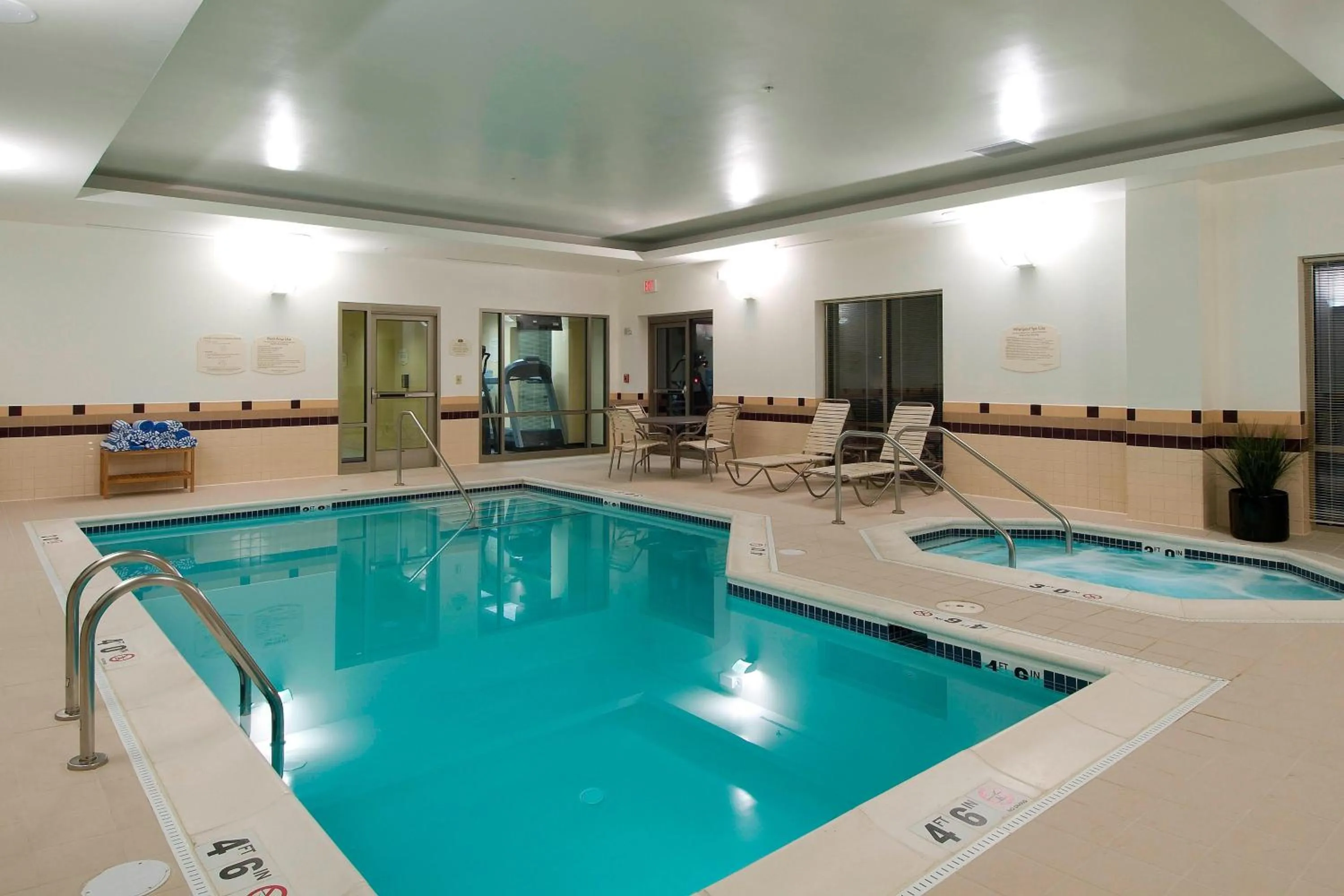 Swimming pool in SpringHill Suites Norfolk Old Dominion University