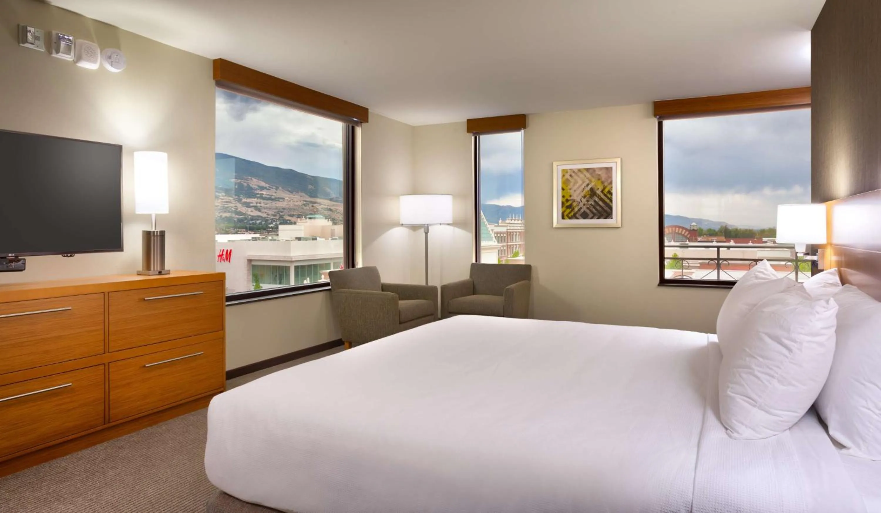 Photo of the whole room, Bed in Hyatt Place Salt Lake City Farmington Station Park