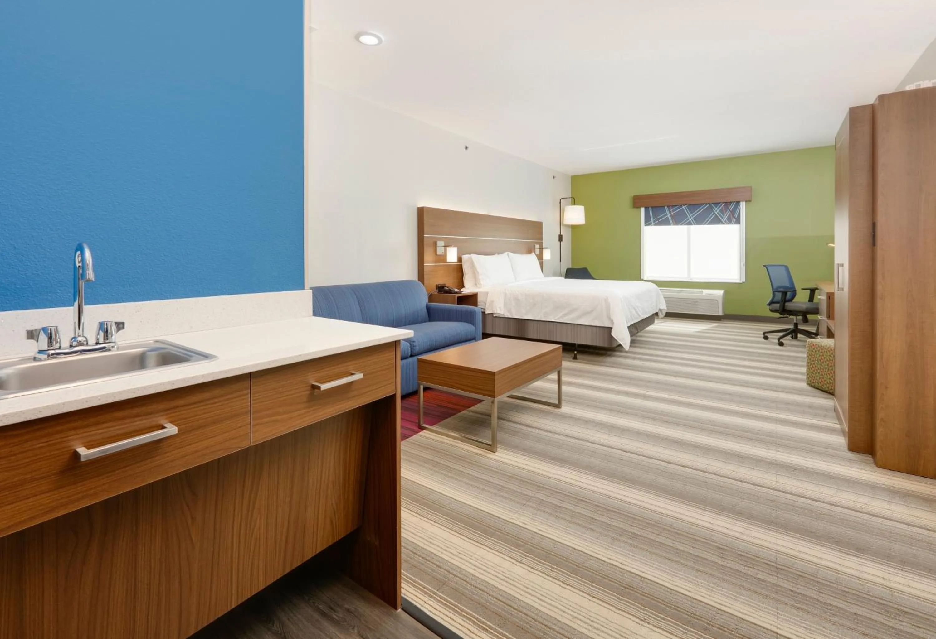 Photo of the whole room, Bed in Holiday Inn Express & Suites - Denton North by IHG