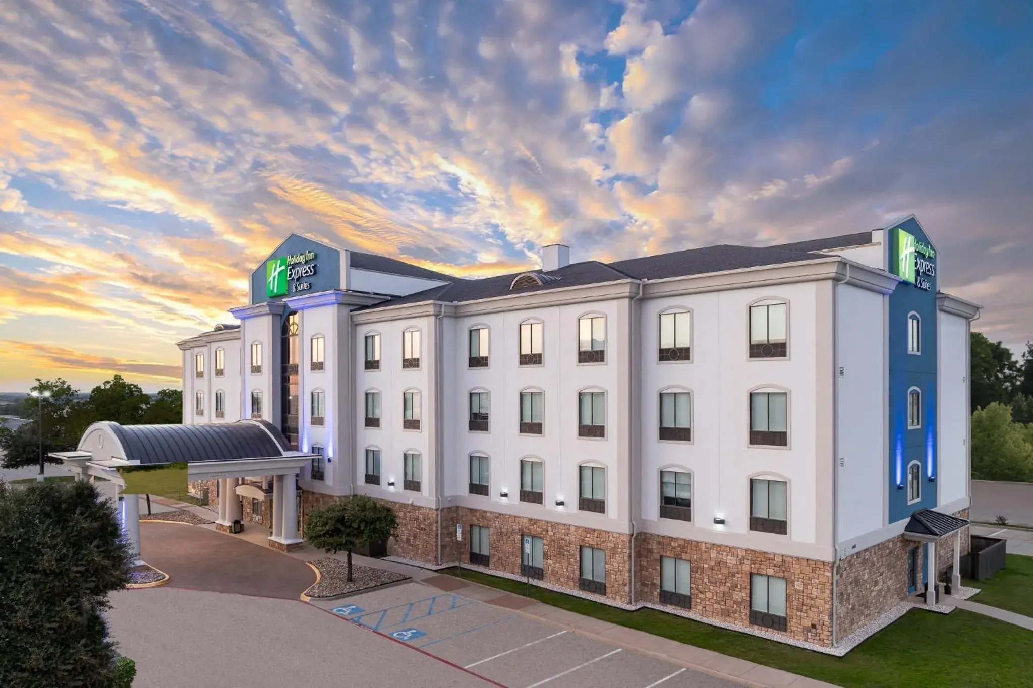Property building in Holiday Inn Express & Suites - Denton North by IHG Property building in Holiday Inn Express & Suites - Denton North by IHG