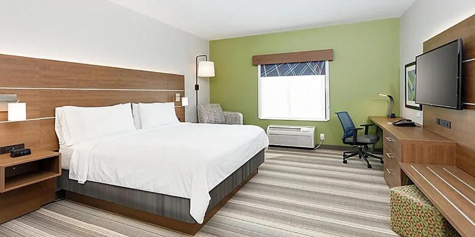 Bed in Holiday Inn Express & Suites - Denton North by IHG