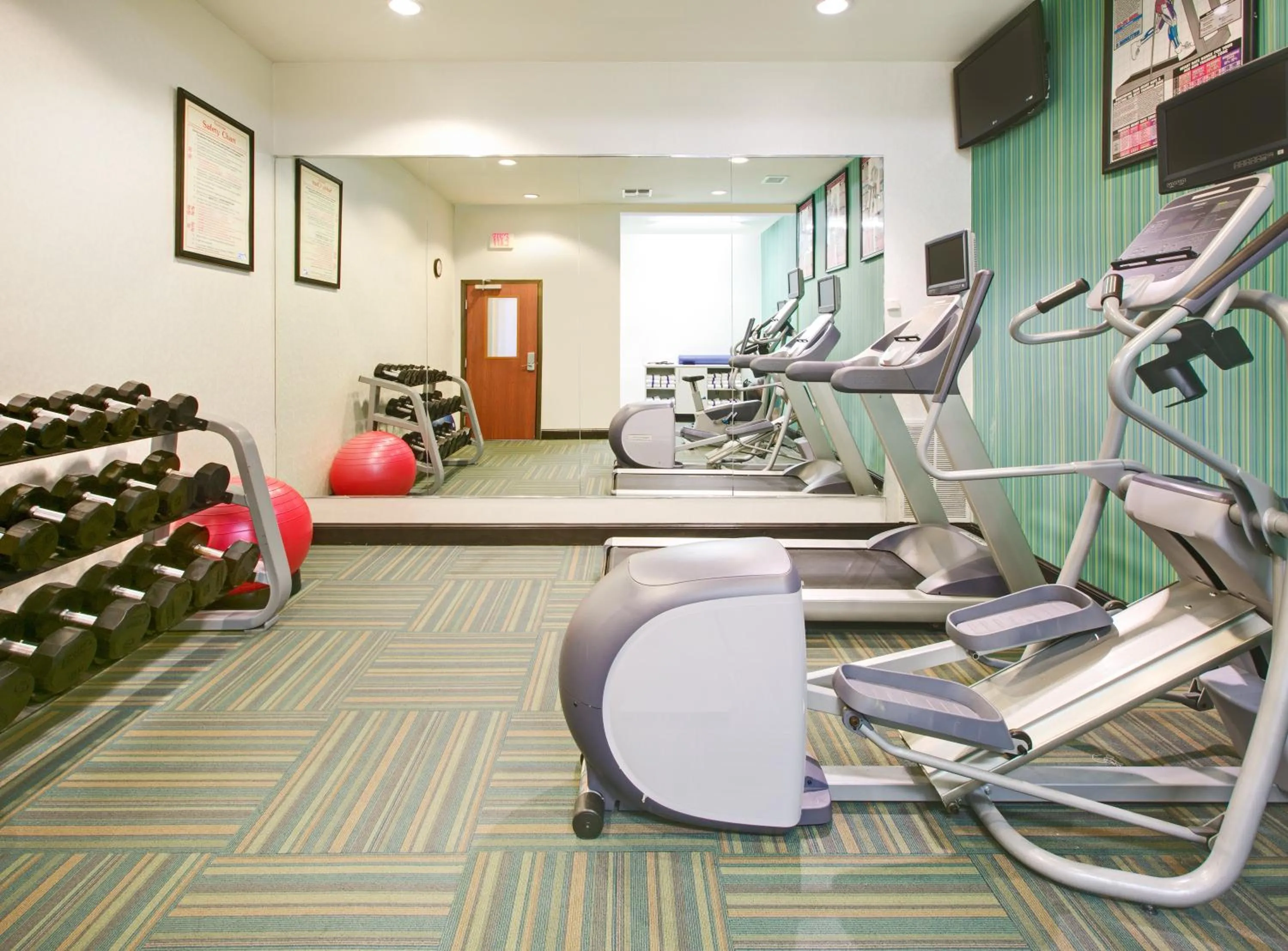 Fitness centre/facilities in Holiday Inn Express & Suites - Denton North by IHG