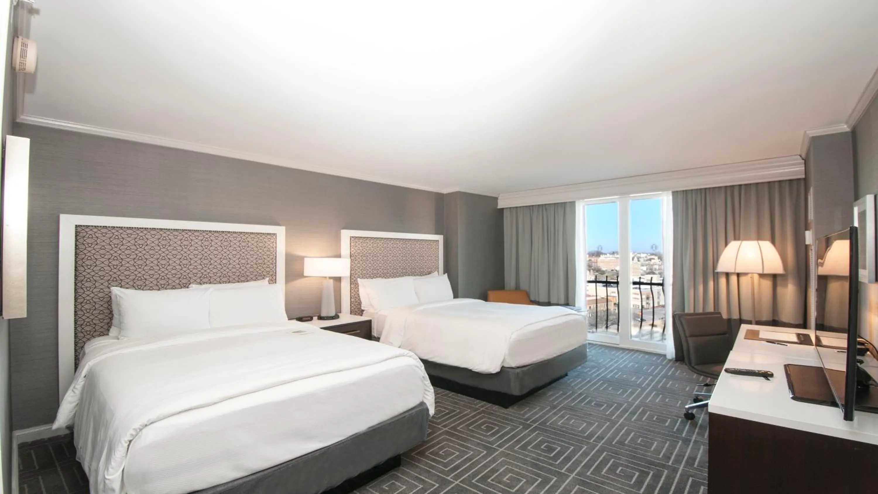 Photo of the whole room, Bed in InterContinental Kansas City at the Plaza by IHG