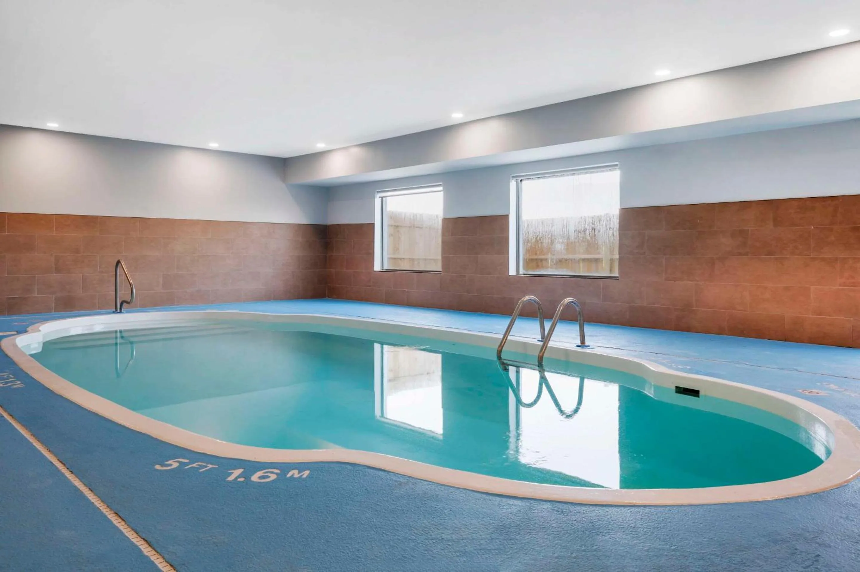 Swimming pool in Comfort Inn Kendallville East
