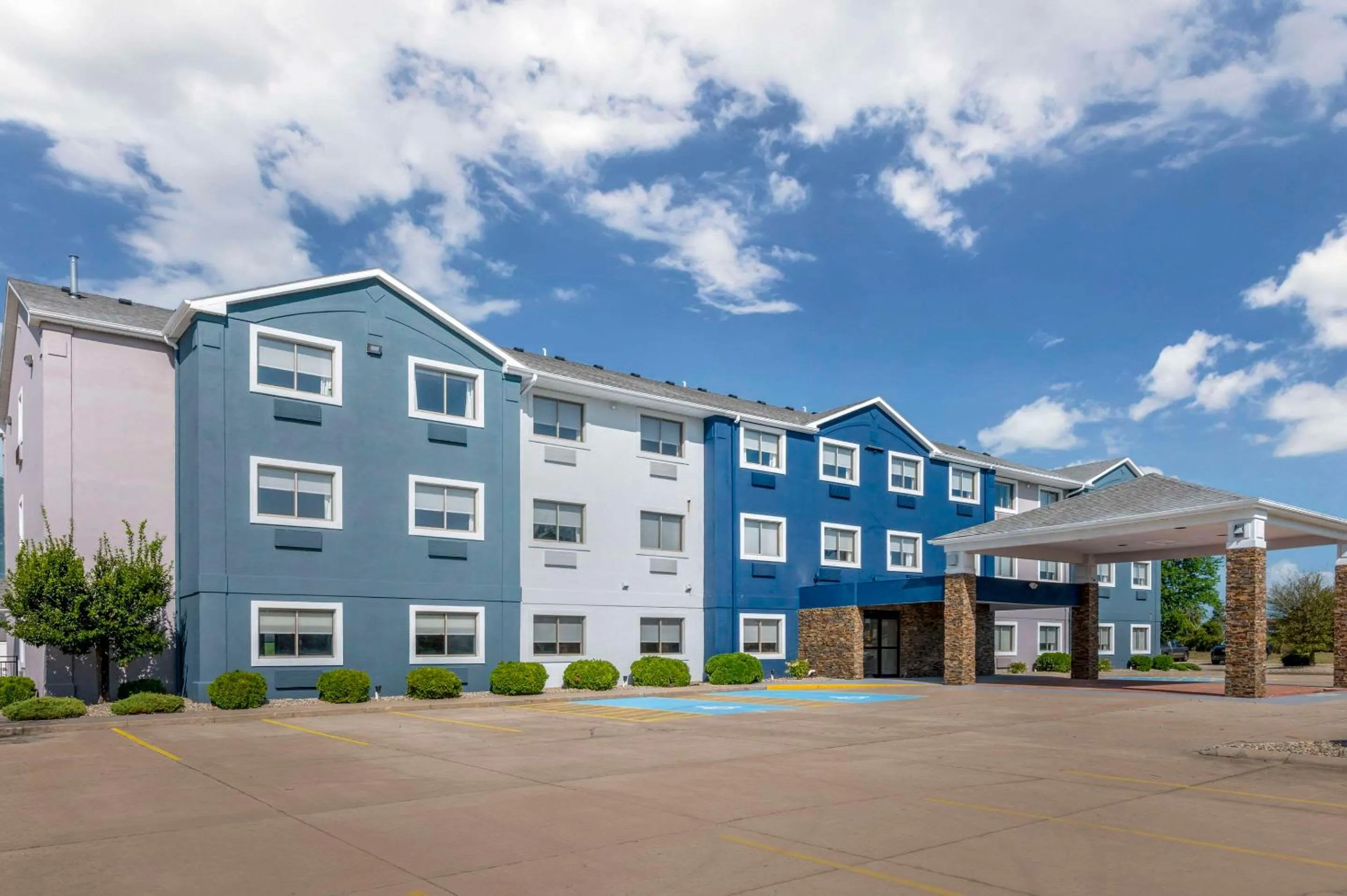 Property building in Comfort Inn Kendallville East