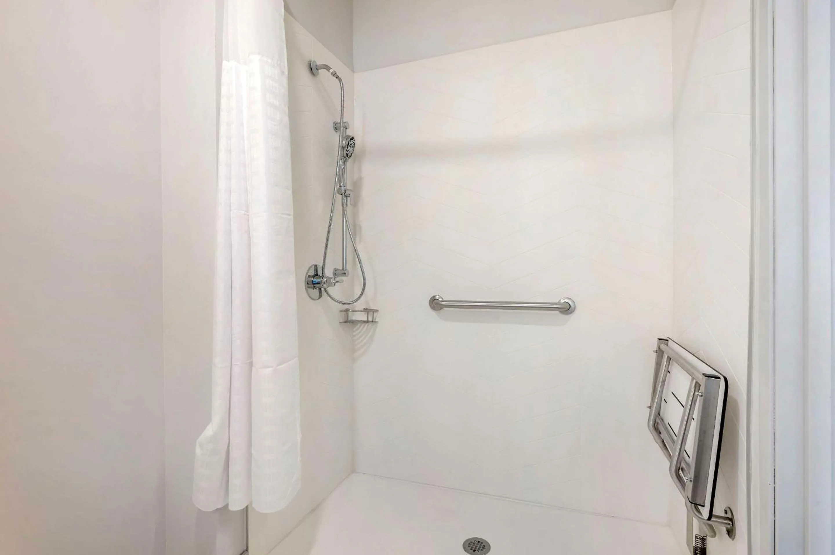 Bedroom in Comfort Inn Kendallville East