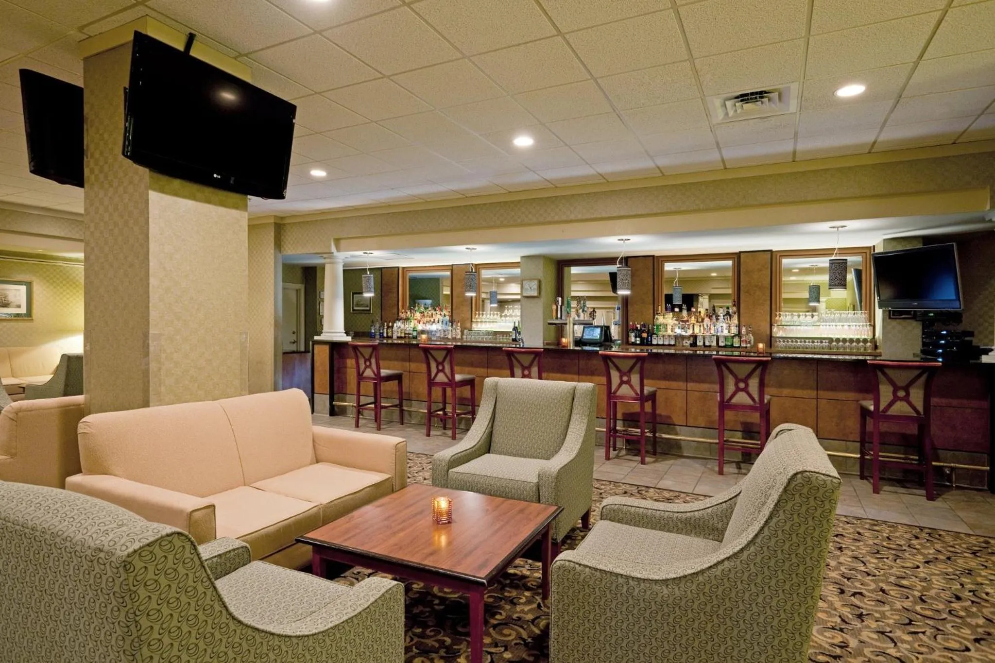 Lounge or bar in Holiday Inn Portland-By the Bay by IHG