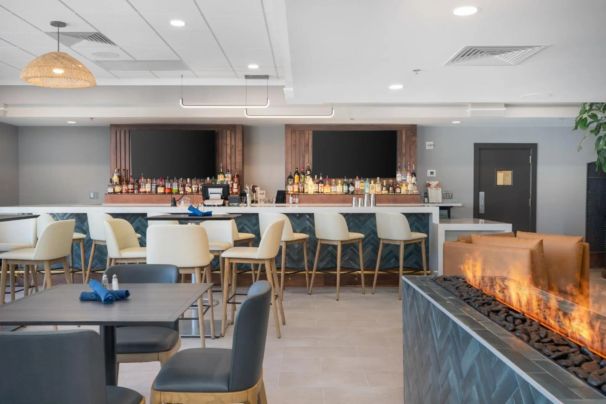 Lounge or bar in Holiday Inn Portland-By the Bay by IHG