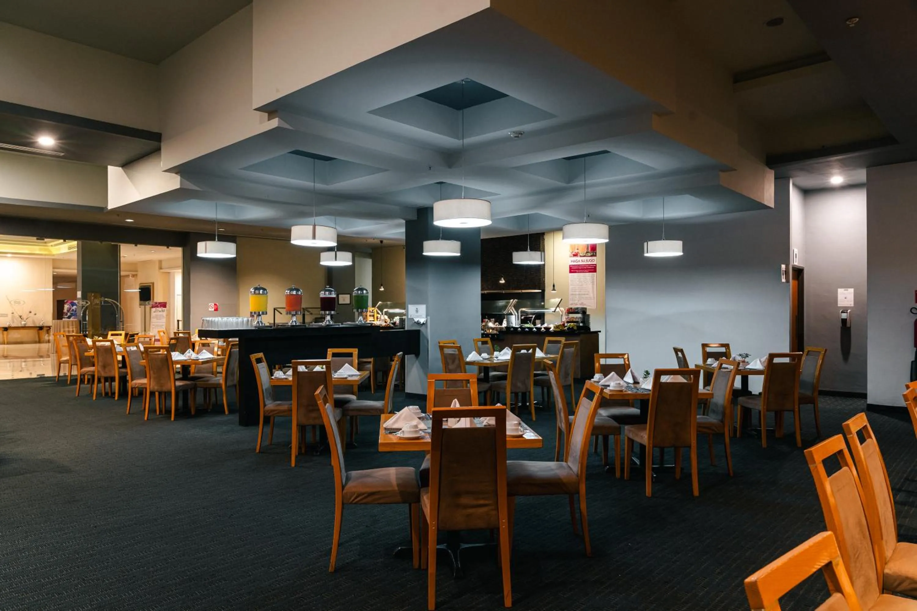 Restaurant/places to eat in Crowne Plaza Monterrey Aeropuerto by IHG
