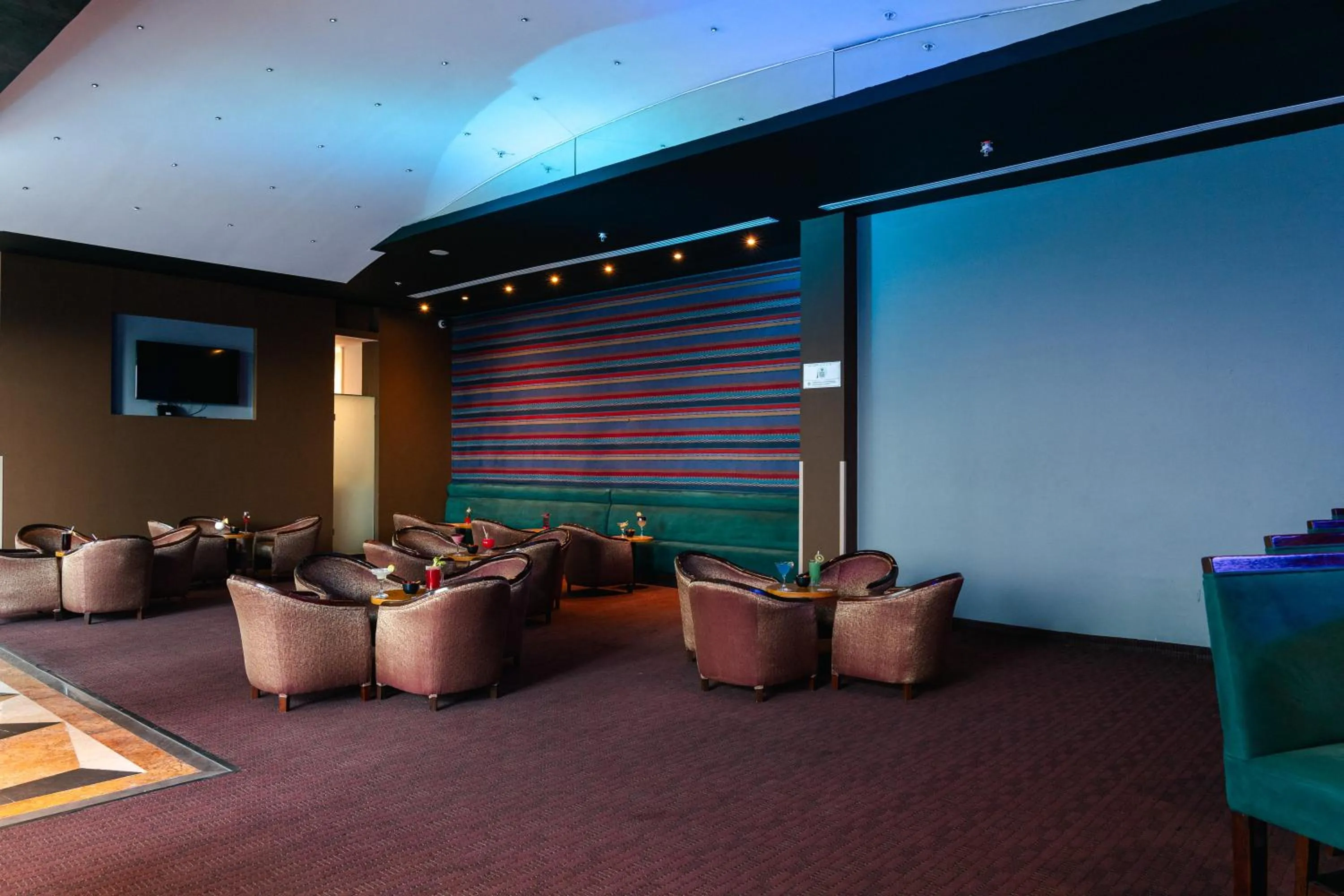 Lounge or bar in Crowne Plaza Monterrey Aeropuerto by IHG