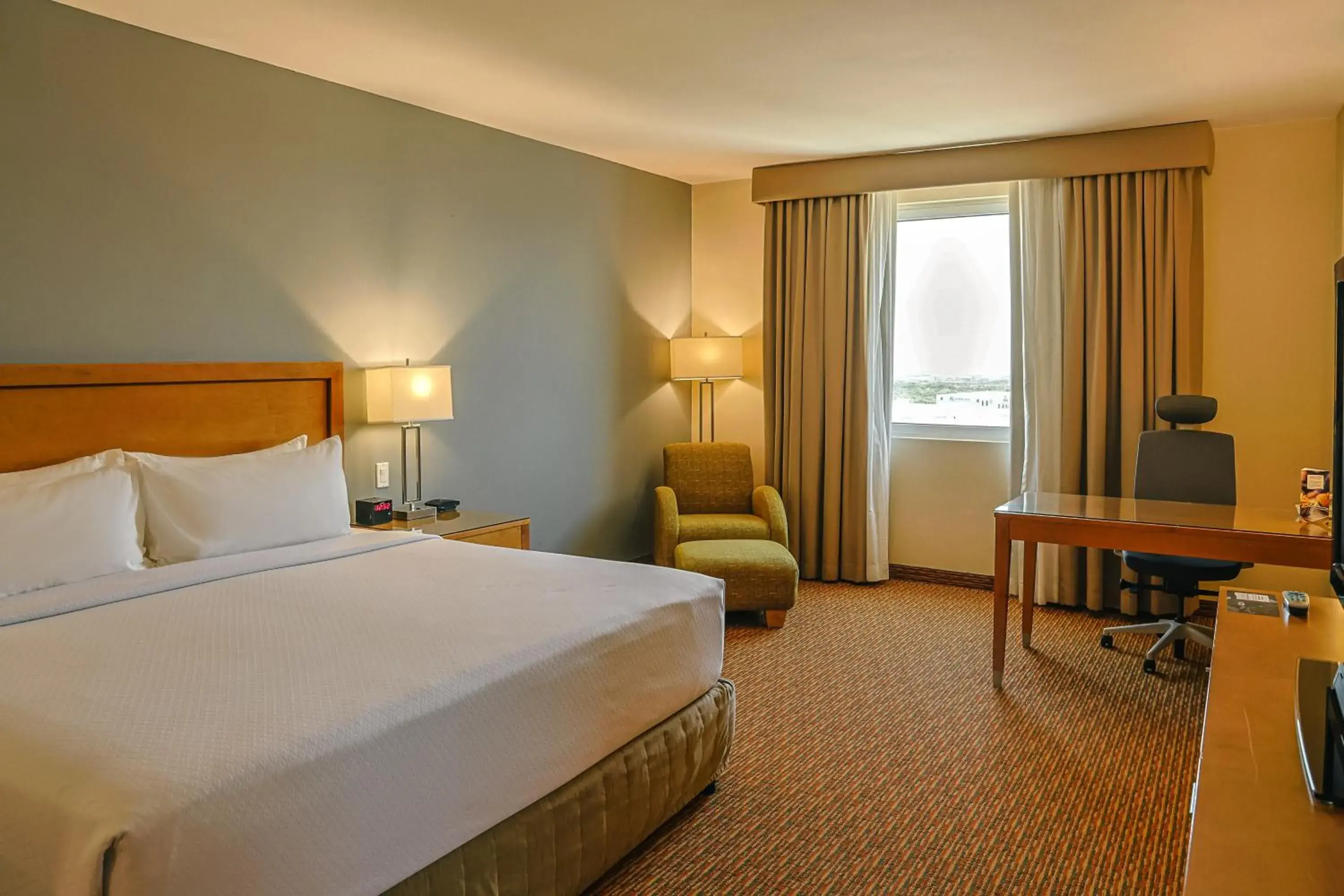 Bedroom, Bed in Crowne Plaza Monterrey Aeropuerto by IHG Bedroom, Bed in Crowne Plaza Monterrey Aeropuerto by IHG