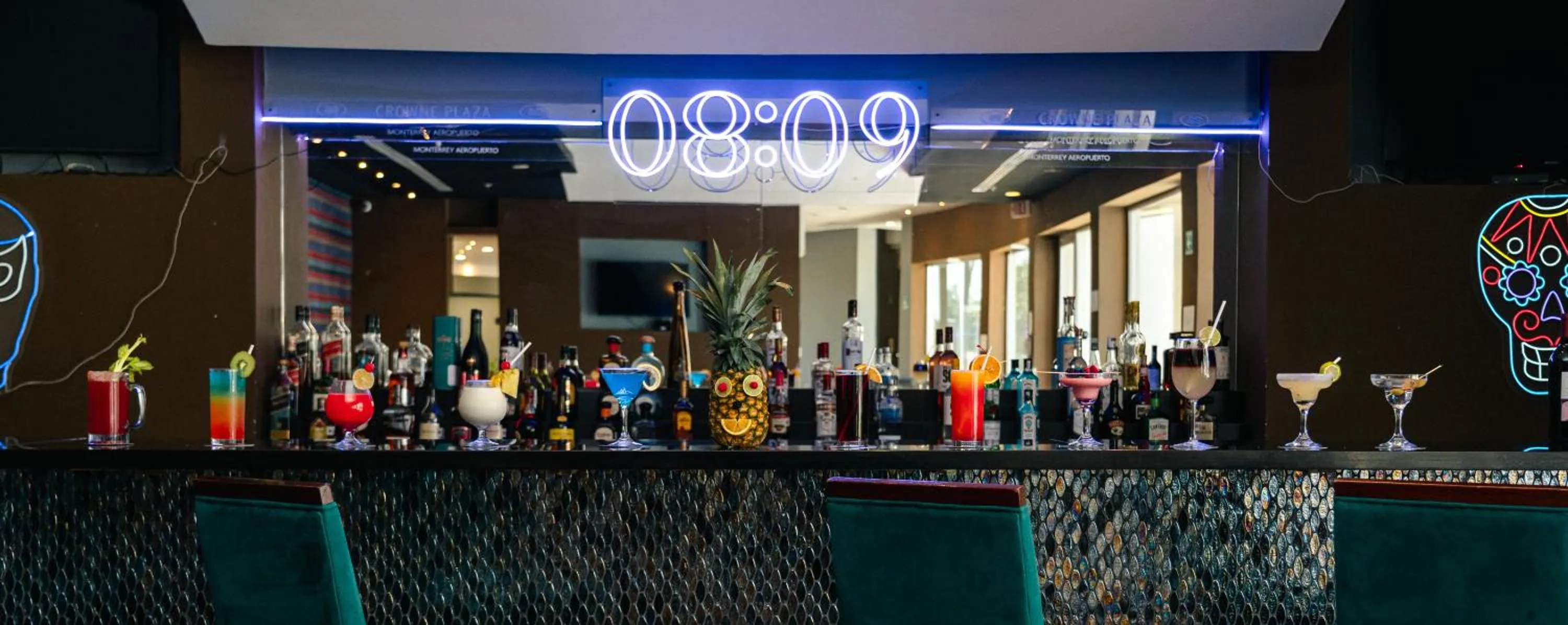 Lounge or bar in Crowne Plaza Monterrey Aeropuerto by IHG