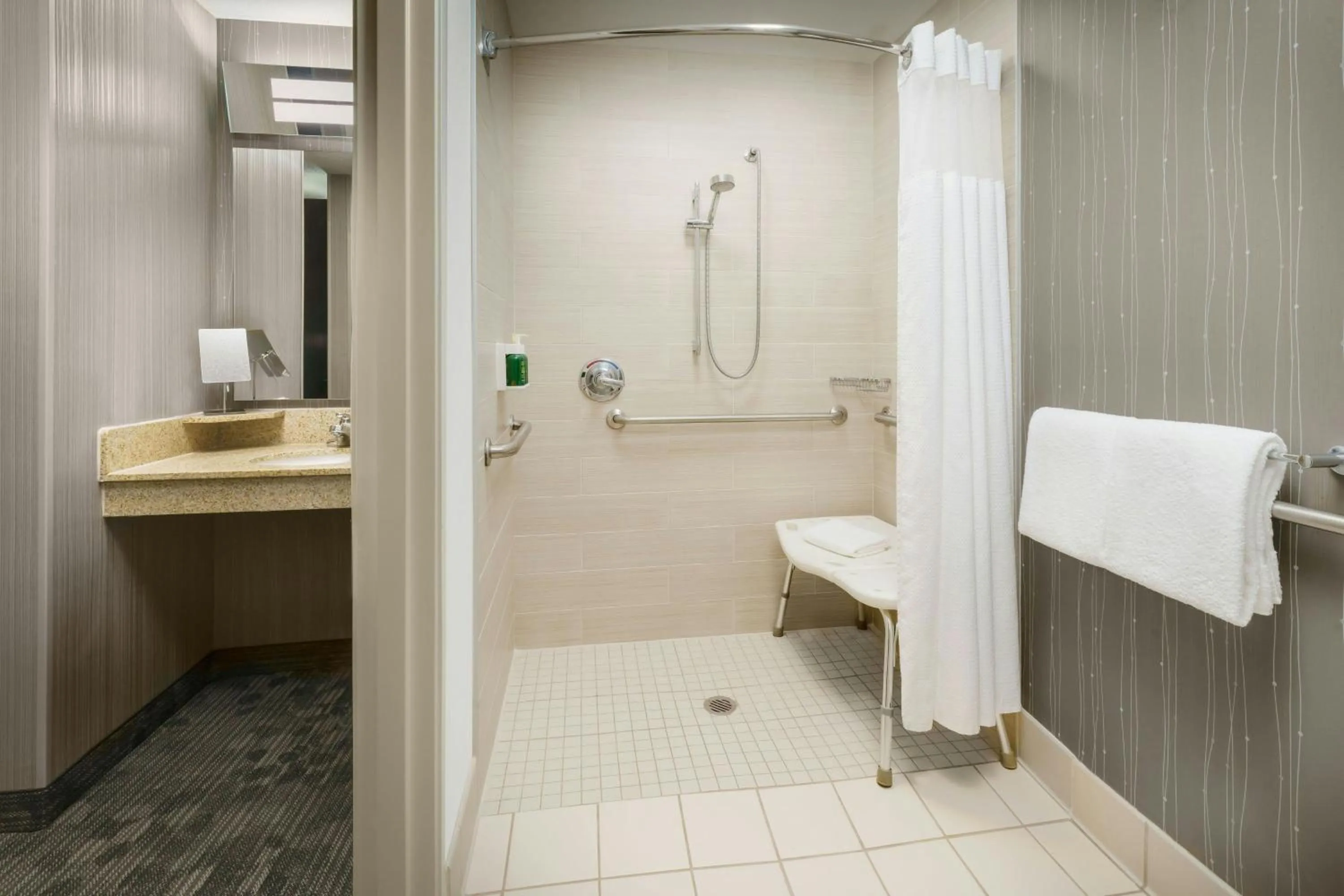 Bathroom in Courtyard Chicago Bloomingdale