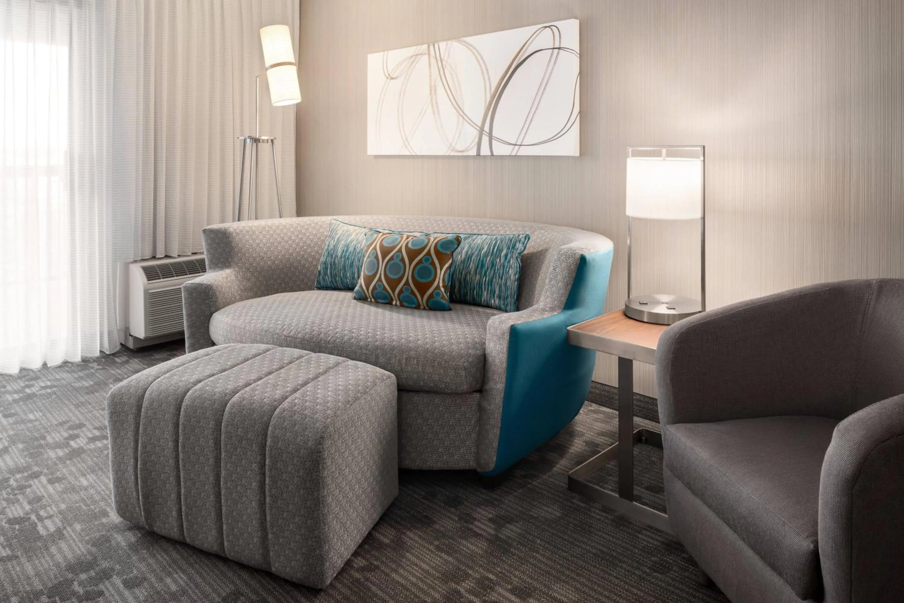 Photo of the whole room in Courtyard Chicago Bloomingdale